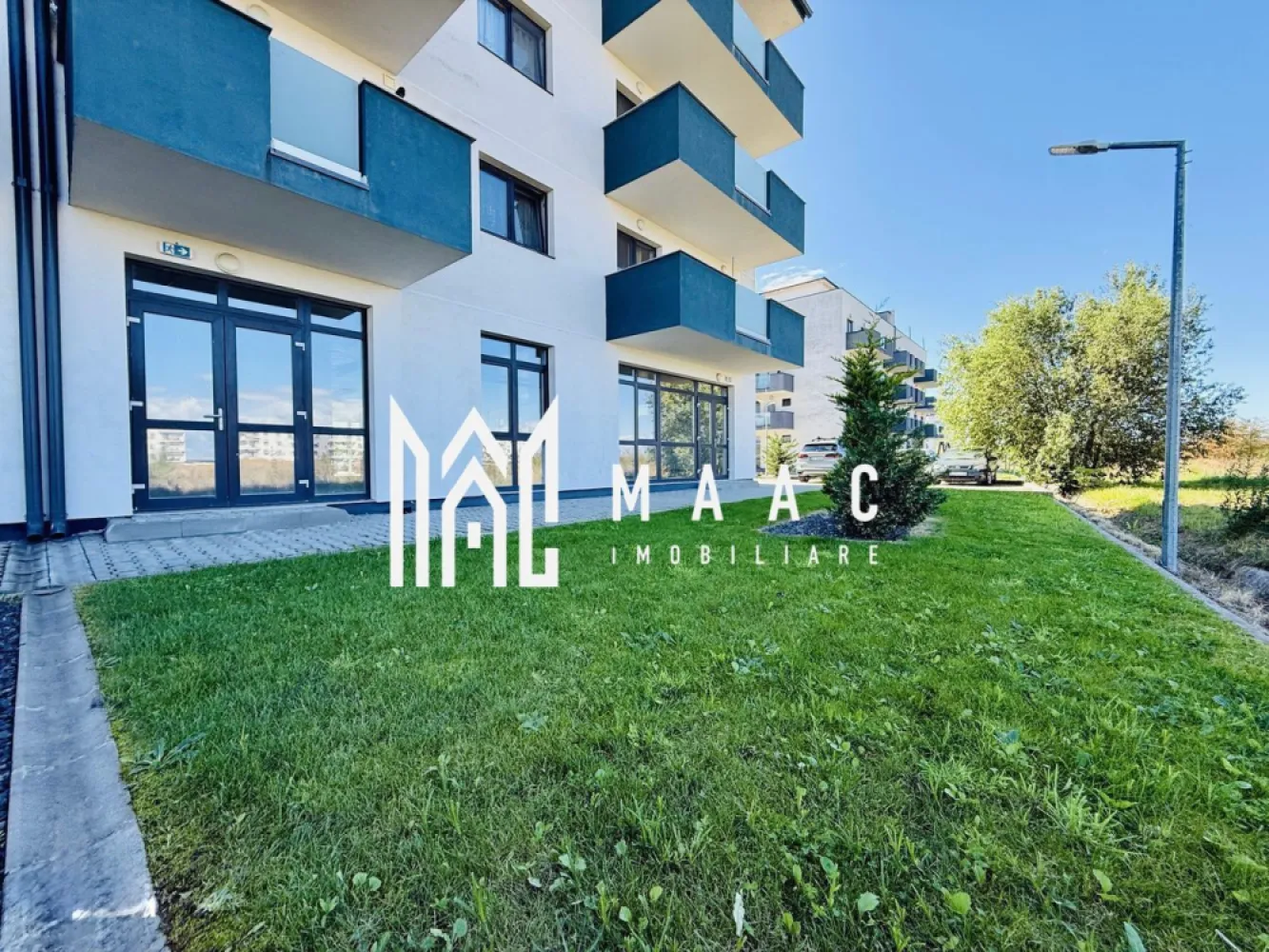 Spatiu comercial generos | West Side Park | 259 MPU - MAAC Imobiliare vă propune spre vânzare un spațiu comercial spațios și luminos, situat la parterul unui imobil nou din cadrul ansamblului rezidențial West Side Park, pe Calea Șurii Mici din Sibiu. Proprietatea reprezintă o oportunitate excelentă de investiție, fiind amplasată într-o zonă aflată în plină dezvoltare urbană, înconjurată de ansambluri rezidențiale noi și beneficiind de acces rapid către principalele puncte de interes ale orașului. Spațiul comercial dispune de o suprafață utilă de 259 mp și este configurat open space, oferind flexibilitate maximă pentru amenajare și personalizare în funcție de specificul activității. Amplasarea la parterul clădirii asigură acces facil și vizibilitate foarte bună, iar vitrinele mari dispuse pe trei laturi permit pătrunderea luminii naturale pe tot parcursul zilei, contribuind la crearea unui spațiu modern, luminos și atractiv pentru activități comerciale sau profesionale. Caracteristici principale: -suprafață utilă: 259 mp -compartimentare open space, ideală pentru personalizare în funcție de nevoile afacerii -amplasare la parterul imobilului -vitrine mari pe 3 laturi, cu lumină naturală abundentă Datorită suprafeței generoase și compartimentării flexibile, spațiul este potrivit pentru diverse tipuri de activități comerciale sau servicii. Utilizări posibile: -clinică medicală -sală de fitness -showroom -birouri -alte tipuri de activități comerciale Unul dintre avantajele importante ale acestei proprietăți este raportul atractiv între preț și potențialul de dezvoltare al zonei. Prețul de 1.250 Euro/mp oferă o oportunitate competitivă pentru investitorii care urmăresc achiziția unui spațiu comercial într-o zonă cu potențial ridicat de creștere a valorii. Avantaje ale locației: -zonă rezidențială în plină dezvoltare -înconjurată de ansambluri rezidențiale noi -trafic auto intens -acces rapid către Zona Industrială Vest -acces facil către Aeroportul Sibiu -conexiune rapidă cu Autostrada A1 -acces facil către centrul orașului Facilități incluse: -3 locuri de parcare incluse în preț Pentru mai multe detalii și informații suplimentare, vă rugăm să ne contactați telefonic și să menționați CP2934858. }}