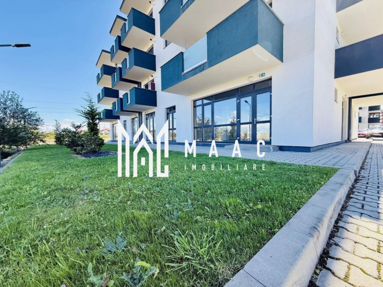 Spatiu comercial generos | West Side Park | 259 MPU - MAAC Imobiliare vă propune spre vânzare un spațiu comercial spațios și luminos, situat la parterul unui imobil nou din cadrul ansamblului rezidențial West Side Park, pe Calea Șurii Mici din Sibiu. Proprietatea reprezintă o oportunitate excelentă de investiție, fiind amplasată într-o zonă aflată în plină dezvoltare urbană, înconjurată de ansambluri rezidențiale noi și beneficiind de acces rapid către principalele puncte de interes ale orașului. Spațiul comercial dispune de o suprafață utilă de 259 mp și este configurat open space, oferind flexibilitate maximă pentru amenajare și personalizare în funcție de specificul activității. Amplasarea la parterul clădirii asigură acces facil și vizibilitate foarte bună, iar vitrinele mari dispuse pe trei laturi permit pătrunderea luminii naturale pe tot parcursul zilei, contribuind la crearea unui spațiu modern, luminos și atractiv pentru activități comerciale sau profesionale. Caracteristici principale: -suprafață utilă: 259 mp -compartimentare open space, ideală pentru personalizare în funcție de nevoile afacerii -amplasare la parterul imobilului -vitrine mari pe 3 laturi, cu lumină naturală abundentă Datorită suprafeței generoase și compartimentării flexibile, spațiul este potrivit pentru diverse tipuri de activități comerciale sau servicii. Utilizări posibile: -clinică medicală -sală de fitness -showroom -birouri -alte tipuri de activități comerciale Unul dintre avantajele importante ale acestei proprietăți este raportul atractiv între preț și potențialul de dezvoltare al zonei. Prețul de 1.250 Euro/mp oferă o oportunitate competitivă pentru investitorii care urmăresc achiziția unui spațiu comercial într-o zonă cu potențial ridicat de creștere a valorii. Avantaje ale locației: -zonă rezidențială în plină dezvoltare -înconjurată de ansambluri rezidențiale noi -trafic auto intens -acces rapid către Zona Industrială Vest -acces facil către Aeroportul Sibiu -conexiune rapidă cu Autostrada A1 -acces facil către centrul orașului Facilități incluse: -3 locuri de parcare incluse în preț Pentru mai multe detalii și informații suplimentare, vă rugăm să ne contactați telefonic și să menționați CP2934858. }}