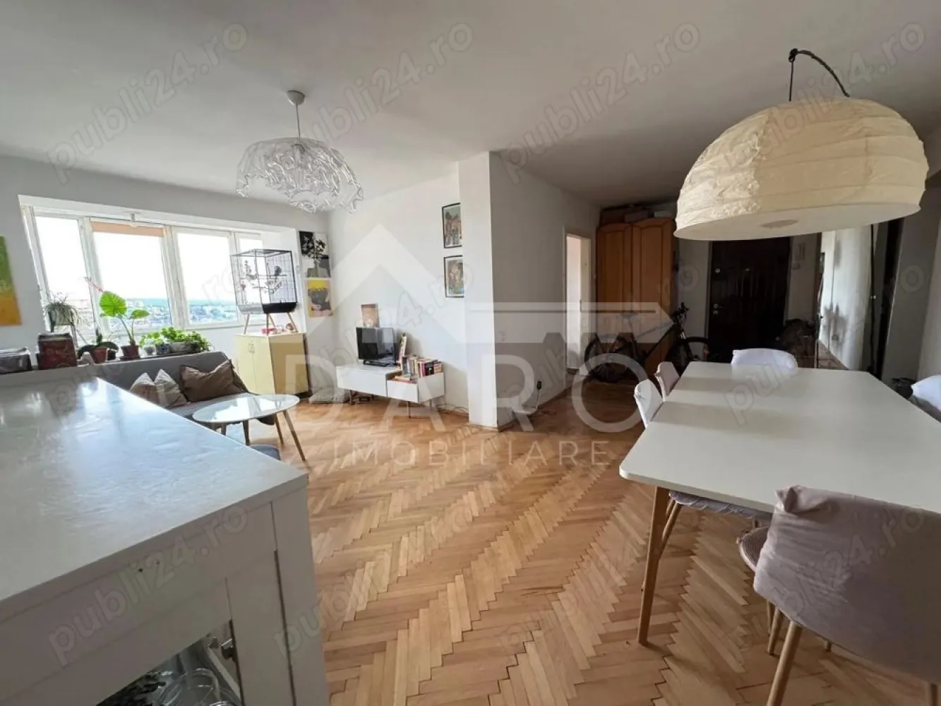 Apartament 4 camere 95 mp - Zona Centrala - Vedere Panoramica - 🏡 Apartament de vânzare – 4 camere | 95 mp | Zona centrală – vis-a-vis de Poli 2 Se oferă spre vânzare apartament spațios cu 4 camere, situat central în Târgu Mureș, vis-a-vis de Poli 2, într-o zonă liniștită și foarte bine conectată la toate facilitățile orașului: școli, magazine, farmacii, bănci și stație de transport chiar la ieșirea din bloc. 📐 Suprafață utilă: 95 mp 🏢 Etaj: 5 ✔ compartimentare decomandată ✔ apartament luminos și aerisit Compartimentare: ✔ living spațios – orientare Sud-Vest, foarte luminos, cu vedere panoramică spre Tudor, Dâmbu și Mureșeni ✔ 3 dormitoare (două orientate Nord-Est – ideale pentru odihnă, unul Sud-Vest – potrivit pentru birou sau cameră de oaspeți) ✔ bucătărie spațioasă ✔ 2 băi ✔ balcon tip terasă închis ✔ cămară Anexe: ✔ boxă / pivniță – aproximativ 5 mp Dotări și utilități: ✔ centrală termică proprie ✔ geamuri termopan ✔ parchet ✔ compartimentare practică ✔ multă lumină naturală Avantaje: 📍 locație centrală – zona Poli 2 📍 aproape de centrul orașului 📍 școli, magazine, farmacii și bănci în apropiere 📍 stație de transport public chiar lângă bloc 📍 ideal pentru familie sau investiție 💎 Un apartament generos, bine poziționat, într-una dintre cele mai căutate zone din Târgu Mureș. 🤝 Proprietate promovată prin DARO Imobiliare 💳 Pentru achiziție, prin Kiwi Finance beneficiezi de: ✔ analiză GRATUITĂ a eligibilității ✔ acces la oferte de la peste 12 bănci ✔ negocierea dobânzii în favoarea ta ✔ suport complet până la semnarea contractului 📞 Detalii și vizionări: Coman Maria – DARO Imobiliare & Kiwi Finance 📱 0749 535 729 🔑 DARO Imobiliare – găsim proprietatea potrivită. 💳 Kiwi Finance – obținem creditul pentru a o cumpăra. }}