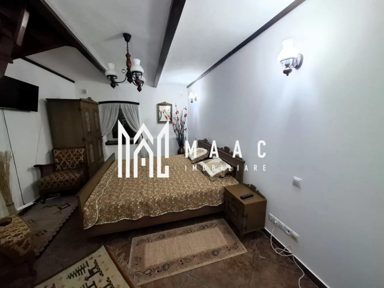 Apartament 2 Camere | 68 MPU | Centrul Istoric - MAAC Imobiliare oferă spre vânzare un apartament deosebit, situat într-o vilă elegantă din centrul istoric al Sibiului. Apartamentul are o suprafață de 68 mp și se vinde complet mobilat și utilat, fiind pregătit pentru mutare imediată sau pentru investiție în regim hotelier. Compartimentare: • living / cameră principală • dormitor • bucătărie • baie Avantaje: Locație ultracentrală, într-o zonă pietonală Ideal pentru locuit sau investiție turistică Apartament complet mobilat și utilat În imediata apropiere se află numeroase puncte de interes: restaurante, magazine, școli, creșe și instituții importante precum Primăria Municipiului Sibiu și Biserica Sfânta Treime, precum și alte atracții turistice ale orașului. Pentru mai multe informații sau pentru programarea unei vizionări, vă rugăm să ne contactați și să specificați ID-ul proprietății: CP2958017. }}