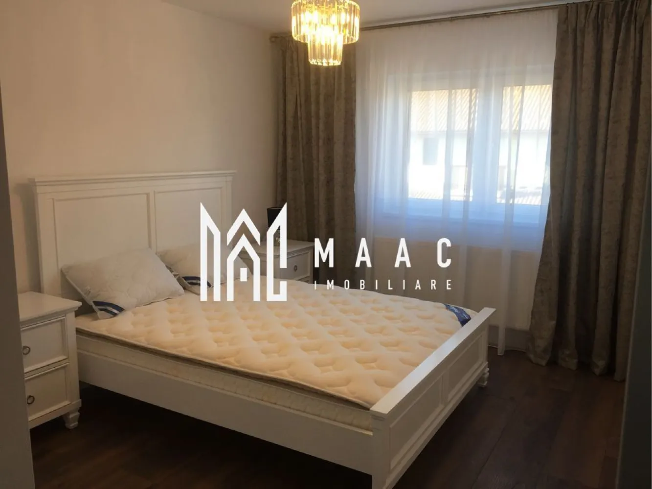 Casă Tip Duplex | Mobilată Si Utilată | Cartierul Arhitecțil - MAAC Imobiliare vă propune spre vânzare o casă tip duplex, situată în Cartierul Arhitecților, Locuința a fost finalizată în anul 2019 și este locuită de aproximativ 4 ani. Proprietatea se remarcă prin finisaje premium și mobilier de lux, fiind pregătită pentru mutare imediată. Compartimentare: Parter • hol de acces • casa scării • debara/cămară • baie • bucătărie • living spațios cu ieșire pe terasă acoperită de 21 mp Etaj • 3 dormitoare complet mobilate • hol • dressing • baie • balcon Avantaje și dotări: Se vinde complet mobilată și utilată, exact ca în imagini Terasă acoperită ideală pentru relaxare Curte pavată și complet amenajată Garduri solide din beton și cărămidă, placate cu piatră și marmură Posibilitate de parcare pentru până la 3 mașini în curte Zonă rezidențială liniștită, foarte căutată Pentru mai multe informații sau pentru programarea unei vizionări, vă rugăm să ne contactați și să specificați ID-ul proprietății: CP2958313. }}