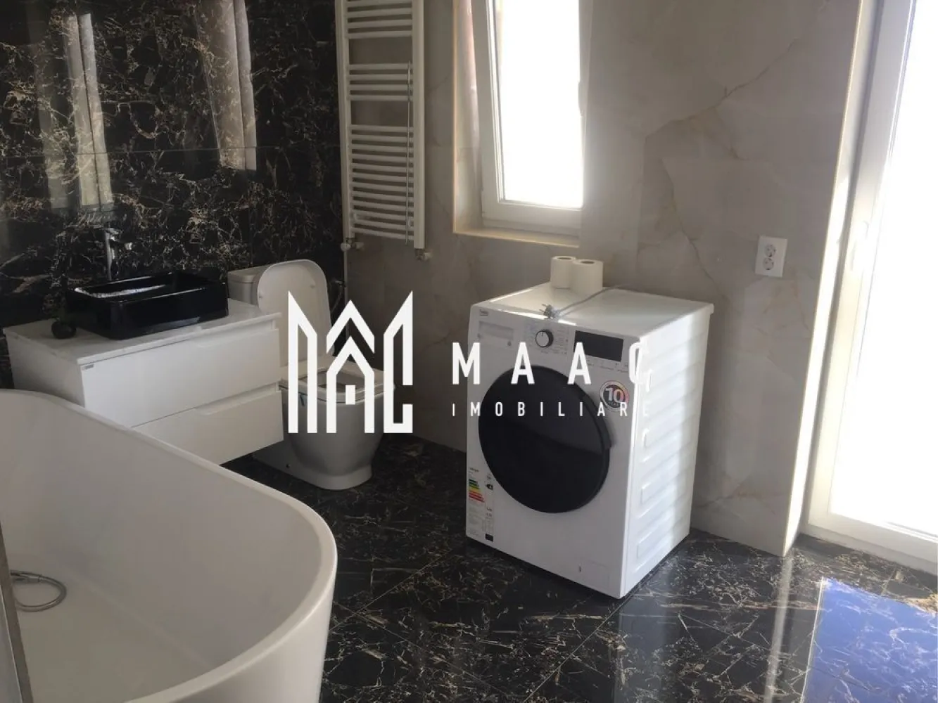 Casă Tip Duplex | Mobilată Si Utilată | Cartierul Arhitecțil - MAAC Imobiliare vă propune spre vânzare o casă tip duplex, situată în Cartierul Arhitecților, Locuința a fost finalizată în anul 2019 și este locuită de aproximativ 4 ani. Proprietatea se remarcă prin finisaje premium și mobilier de lux, fiind pregătită pentru mutare imediată. Compartimentare: Parter • hol de acces • casa scării • debara/cămară • baie • bucătărie • living spațios cu ieșire pe terasă acoperită de 21 mp Etaj • 3 dormitoare complet mobilate • hol • dressing • baie • balcon Avantaje și dotări: Se vinde complet mobilată și utilată, exact ca în imagini Terasă acoperită ideală pentru relaxare Curte pavată și complet amenajată Garduri solide din beton și cărămidă, placate cu piatră și marmură Posibilitate de parcare pentru până la 3 mașini în curte Zonă rezidențială liniștită, foarte căutată Pentru mai multe informații sau pentru programarea unei vizionări, vă rugăm să ne contactați și să specificați ID-ul proprietății: CP2958313. }}