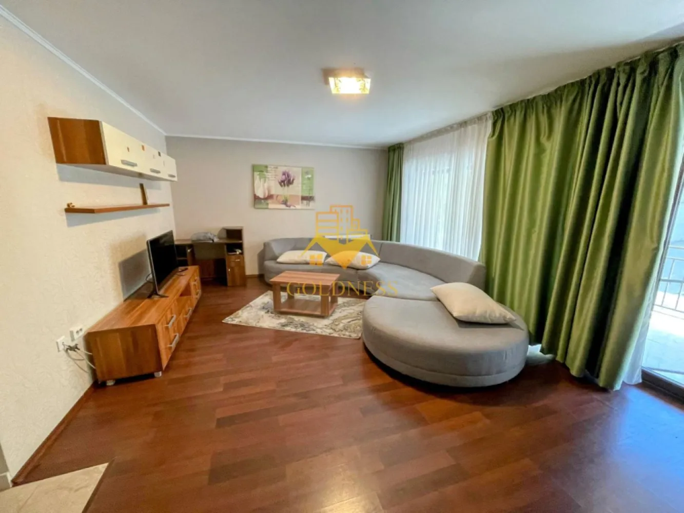 2 Camere, Andrei Muresanu, 2 Parcari, Lidl, Panemar, Pet Frendly, - GOLDNESS Imobiliare vă propune spre închiriere un apartament cu 2 camere complet mobilat și utilat, la etajul 1 într-un imobil de 2 etaje, în Cartierul Andrei Mureseanu . Dispune de 2 locuri de parcare! Se află în apropierea stațiilor de transport în comun, magazine, restaurante, spații verzi, farmacii, etc. Apartamentul este compartimentat astfel: - dormitor cu pat matrimonial, dressing, noptiere - living cu bucatarie open space complet utilată și mobilată, canapea extensibilă, loc de servit masa - baie cu cada calorifer port prosop și dulap pentru depozitare. - terasa de 25 mp. Imobilul este dotat cu toate cele necesare- centrală proprie, frigider, aragaz, hotă, mașină de spălat haine, etc. Dacă sunteți interesați de acest apartament și doriți să îl vizionați, dar și pentru alte oferte nu ezitați să ne contactați telefonic sau prin e-mail. Vă stăm la dispoziție! Pentru intermediere se percepe un comision de 50% din prețul chiriei!