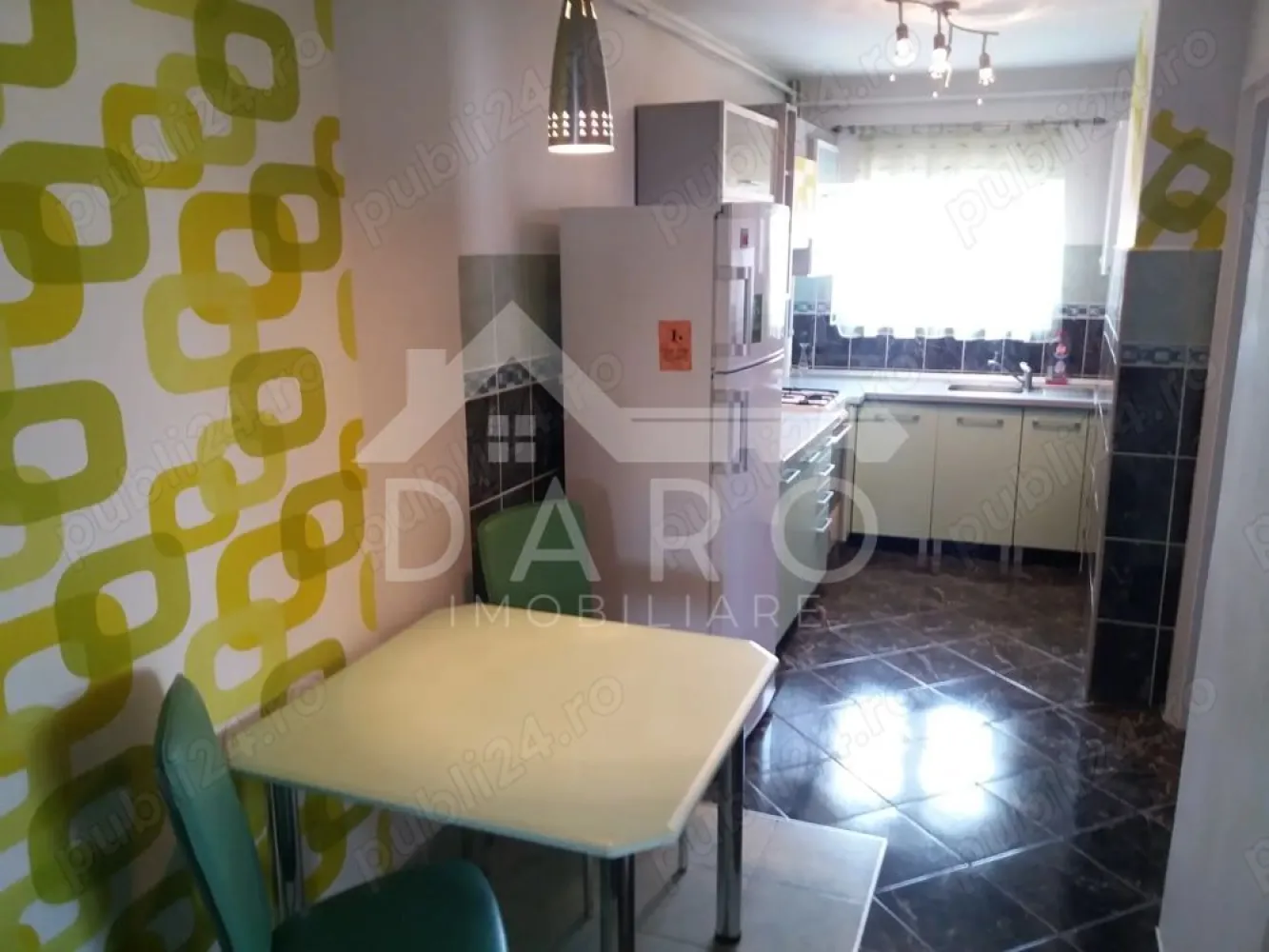 🏡 Apartament 2 camere de închiriat – Centru | Piața Teatrului |450 € - 🏡 Apartament 2 camere de închiriat – Centru | Piața Teatrului | 450 € DARO IMOBILIARE oferă spre închiriere apartament cu 2 camere decomandat, situat chiar în inima orașului Târgu Mureș, într-unul dintre cele mai bine poziționate blocuri din oraș, cu o priveliște deosebită către Teatrul Național, Galeriile Luxor și Catedrala Mare. 💰 Chirie: 450 €/lună 🏢 Etaj: 8 ✔ bloc liniștit ✔ apartament proaspăt renovat Compartimentare: ✔ living ✔ dormitor ✔ bucătărie ✔ baie ✔ hol Dotări și utilități: ✔ centrală termică proprie ✔ mașină de spălat ✔ aragaz ✔ frigider ✔ mobilier modern Avantaje: 📍 locație ultracentrală – Piața Teatrului 📍 vedere spectaculoasă către Teatrul Național și Catedrala Mare 📍 aproape de universitate, magazine, restaurante și transport public 📍 ideal pentru studenți sau cuplu 💎 Practic, ai priveliște directă către toate evenimentele din Piața Teatrului, chiar de la fereastra apartamentului. 🤝 Proprietate promovată prin DARO Imobiliare 📞 Detalii și vizionări: Coman Maria – DARO Imobiliare 📱 0749 535 729 🔑 DARO Imobiliare – găsim proprietatea potrivită.