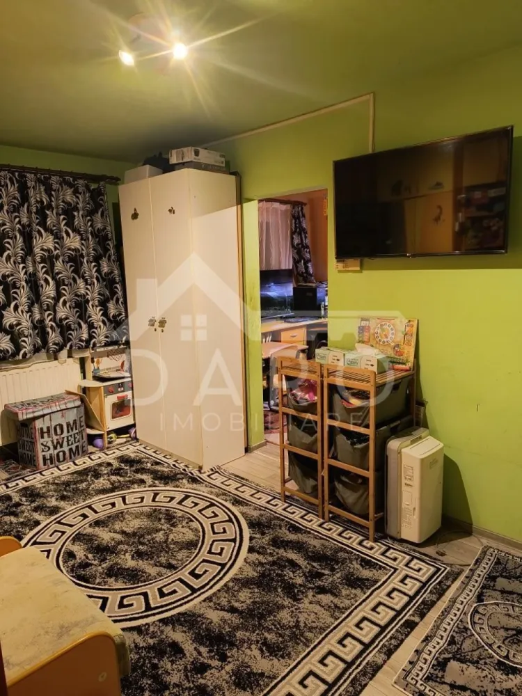 🏡 Apartament 2 camere de vânzare – Dâmbu Pietros | 38 mp | 66.000 € - 🏡 Apartament 2 camere de vânzare – Dâmbu Pietros | 38 mp | 66.000 € Se oferă spre vânzare apartament cu 2 camere, situat în cartierul Dâmbu Pietros, pe strada Petru Dobra, într-o zonă liniștită și foarte bine conectată la facilitățile din zonă. 💰 Preț: 66.000 € (ușor negociabil) 📐 Suprafață utilă: 38 mp 🏢 Etaj: Parter ✔ confort 2 ✔ bloc cu 4 etaje Compartimentare: ✔ 2 camere ✔ bucătărie ✔ baie cu geam ✔ hol Dotări și utilități: ✔ centrală termică proprie ✔ geamuri termopan ✔ gresie și faianță ✔ parchet laminat ✔ ușă metalică la intrare ✔ uși interioare schimbate Avantaje: 📍 zonă bună – Dâmbu Pietros, str. Petru Dobra 📍 aproape de școală și grădiniță 📍 piață și supermarketuri în apropiere 📍 stație de autobuz la câteva minute 📍 ideal pentru locuință sau investiție 💎 O oportunitate pentru cei care caută un apartament accesibil într-o zonă bine dezvoltată din Târgu Mureș. 🤝 Proprietate promovată prin DARO Imobiliare 💳 Pentru achiziție, prin Kiwi Finance beneficiezi de: ✔ analiză GRATUITĂ a eligibilității ✔ acces la oferte de la peste 12 bănci ✔ negocierea dobânzii în favoarea ta ✔ suport complet până la semnarea contractului 📞 Detalii și vizionări: Coman Maria – DARO Imobiliare & Kiwi Finance 📱 0749 535 729 🔑 DARO Imobiliare – găsim proprietatea potrivită. 💳 Kiwi Finance – obținem creditul pentru a o cumpăra.