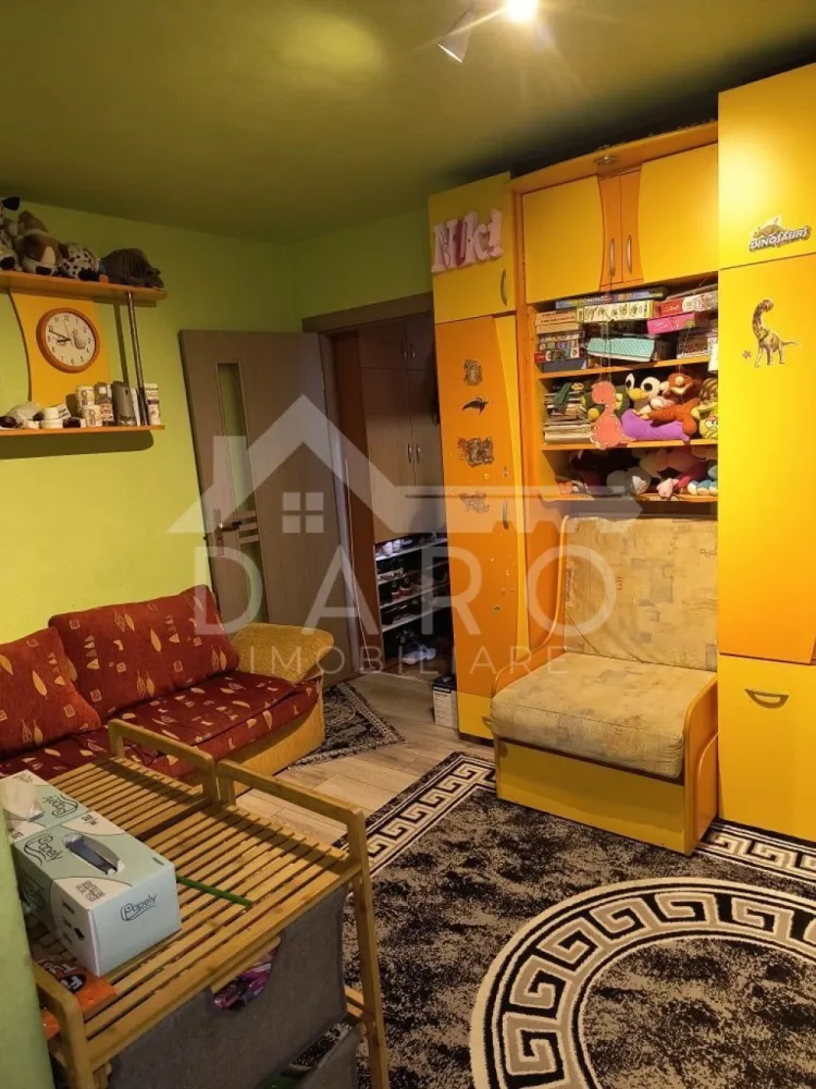 🏡 Apartament 2 camere de vânzare – Dâmbu Pietros | 38 mp | 66.000 € - 🏡 Apartament 2 camere de vânzare – Dâmbu Pietros | 38 mp | 66.000 € Se oferă spre vânzare apartament cu 2 camere, situat în cartierul Dâmbu Pietros, pe strada Petru Dobra, într-o zonă liniștită și foarte bine conectată la facilitățile din zonă. 💰 Preț: 66.000 € (ușor negociabil) 📐 Suprafață utilă: 38 mp 🏢 Etaj: Parter ✔ confort 2 ✔ bloc cu 4 etaje Compartimentare: ✔ 2 camere ✔ bucătărie ✔ baie cu geam ✔ hol Dotări și utilități: ✔ centrală termică proprie ✔ geamuri termopan ✔ gresie și faianță ✔ parchet laminat ✔ ușă metalică la intrare ✔ uși interioare schimbate Avantaje: 📍 zonă bună – Dâmbu Pietros, str. Petru Dobra 📍 aproape de școală și grădiniță 📍 piață și supermarketuri în apropiere 📍 stație de autobuz la câteva minute 📍 ideal pentru locuință sau investiție 💎 O oportunitate pentru cei care caută un apartament accesibil într-o zonă bine dezvoltată din Târgu Mureș. 🤝 Proprietate promovată prin DARO Imobiliare 💳 Pentru achiziție, prin Kiwi Finance beneficiezi de: ✔ analiză GRATUITĂ a eligibilității ✔ acces la oferte de la peste 12 bănci ✔ negocierea dobânzii în favoarea ta ✔ suport complet până la semnarea contractului 📞 Detalii și vizionări: Coman Maria – DARO Imobiliare & Kiwi Finance 📱 0749 535 729 🔑 DARO Imobiliare – găsim proprietatea potrivită. 💳 Kiwi Finance – obținem creditul pentru a o cumpăra. }}