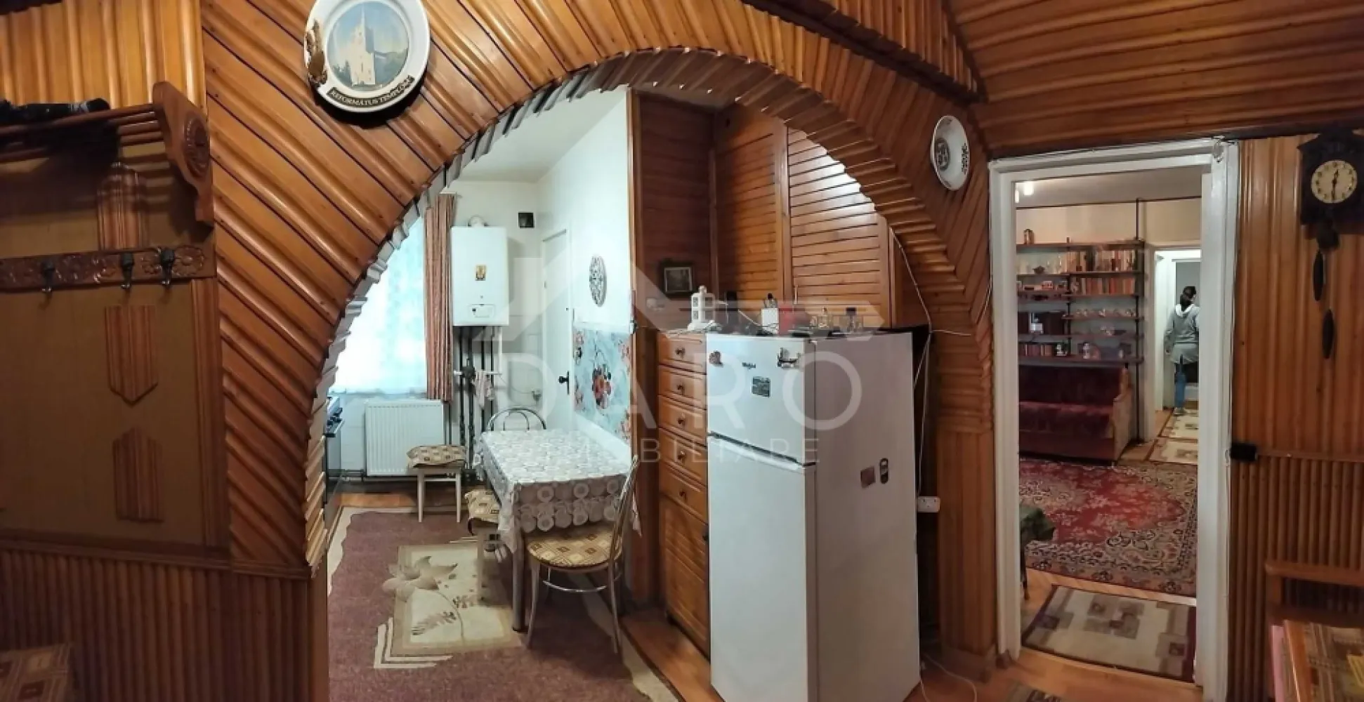 🏡 Apartament 2 camere de vânzare – Zona Libertății | 49 mp | 78.000 € - 🏡 Apartament 2 camere de vânzare – Zona Libertății | 49 mp | 78.000 € Se oferă spre vânzare apartament cu 2 camere, situat în zona Libertății, aproape de centrul orașului Târgu Mureș, într-o zonă liniștită și foarte bine conectată la punctele importante din oraș. 💰 Preț: 78.000 € 📐 Suprafață utilă: 49 mp 🏢 Etaj: Parter ✔ compartimentare nedecomandată Compartimentare: ✔ living ✔ dormitor ✔ bucătărie ✔ baie ✔ balcon închis ✔ pivniță Dotări și utilități: ✔ geamuri termopan ✔ posibilitate de vânzare mobilat sau nemobilat ✔ apartament luminos și bine întreținut Avantaje: 📍 zonă Libertății – aproape de centrul orașului 📍 în apropiere de unitatea militară 📍 aproape de cartierul Maurer 📍 clinici medicale Top Med și Nova Vita în apropiere 📍 piață de zi cu produse proaspete 📍 stații de transport public în zonă 💎 Ideal pentru locuință personală sau investiție, datorită poziționării foarte bune. 🤝 Proprietate promovată prin DARO Imobiliare 💳 Pentru achiziție, prin Kiwi Finance beneficiezi de: ✔ analiză GRATUITĂ a eligibilității ✔ acces la oferte de la peste 12 bănci ✔ negocierea dobânzii în favoarea ta ✔ suport complet până la semnarea contractului 📞 Detalii și vizionări: Coman Maria – DARO Imobiliare & Kiwi Finance 📱 0749 535 729 🔑 DARO Imobiliare – găsim proprietatea potrivită. 💳 Kiwi Finance – obținem creditul pentru a o cumpăra.