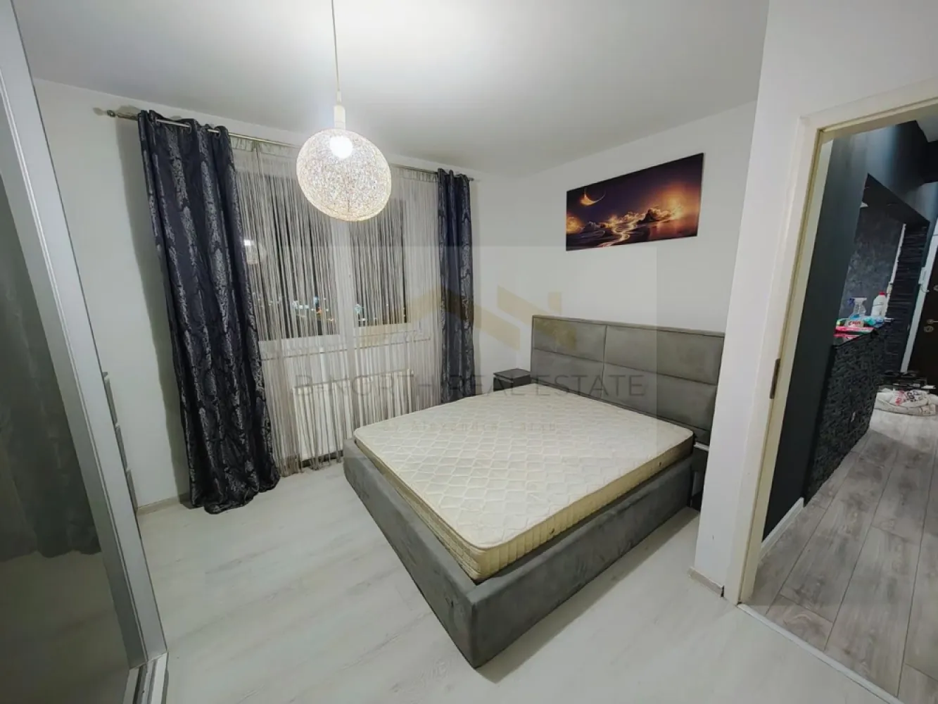 Apartament 2 camere de închiriat | Str. Luică | Parcare inclusă | Bloc 2019 - Apartament 2 camere de închiriat | Str. Luică | Parcare inclusă | Bloc 2019

B-North Real Estate vă propune spre închiriere un apartament modern cu 2 camere, situat pe Strada Luică nr. 152, Sector 4, într-un imobil construit în 2019. Apartamentul se află la etajul 5, este complet mobilat și utilat, beneficiază de loc de parcare inclus și este pregătit pentru mutare imediată.

Caracteristici principale:

Apartament cu 2 camere
Bloc construit în 2019
Etaj 5
Lift
Bloc anvelopat termic
Loc de parcare inclus

Dotări și beneficii:

Centrală termică proprie
Aer condiționat
3 televizoare
Mașină de spălat rufe
Frigider
Cuptor
Plită
Hotă
Canapea nouă în living
Saltea nouă
Geamuri termopan cu tâmplărie PVC
Spații generoase de depozitare
Contorizare individuală și costuri reduse de întreținere
Scară curată, camere de supraveghere și vecini liniștiți

Avantaje locație:

Strada Luică nr. 152, Sector 4
Stație STB chiar în fața blocului
Aproape de grădinițe, școli, restaurante și parcuri
La câteva minute de Auchan, Kaufland, Penny, Lidl și Grand Arena Mall

Preț și condiții:

Chirie: 540 euro/lună
Se achită o lună de chirie și o lună de garanție
Contract înregistrat la ANAF

Pentru informații suplimentare și programarea unei vizionări, contactați B-North Real Estate.
