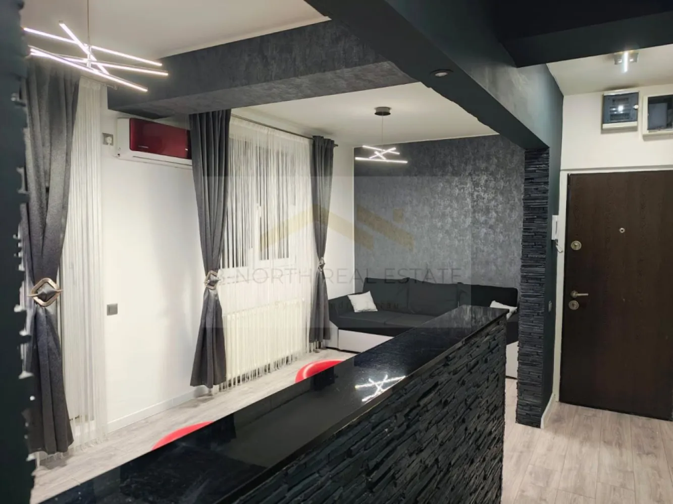 Apartament 2 camere de închiriat | Str. Luică | Parcare inclusă | Bloc 2019 - Apartament 2 camere de închiriat | Str. Luică | Parcare inclusă | Bloc 2019

B-North Real Estate vă propune spre închiriere un apartament modern cu 2 camere, situat pe Strada Luică nr. 152, Sector 4, într-un imobil construit în 2019. Apartamentul se află la etajul 5, este complet mobilat și utilat, beneficiază de loc de parcare inclus și este pregătit pentru mutare imediată.

Caracteristici principale:

Apartament cu 2 camere
Bloc construit în 2019
Etaj 5
Lift
Bloc anvelopat termic
Loc de parcare inclus

Dotări și beneficii:

Centrală termică proprie
Aer condiționat
3 televizoare
Mașină de spălat rufe
Frigider
Cuptor
Plită
Hotă
Canapea nouă în living
Saltea nouă
Geamuri termopan cu tâmplărie PVC
Spații generoase de depozitare
Contorizare individuală și costuri reduse de întreținere
Scară curată, camere de supraveghere și vecini liniștiți

Avantaje locație:

Strada Luică nr. 152, Sector 4
Stație STB chiar în fața blocului
Aproape de grădinițe, școli, restaurante și parcuri
La câteva minute de Auchan, Kaufland, Penny, Lidl și Grand Arena Mall

Preț și condiții:

Chirie: 540 euro/lună
Se achită o lună de chirie și o lună de garanție
Contract înregistrat la ANAF

Pentru informații suplimentare și programarea unei vizionări, contactați B-North Real Estate.