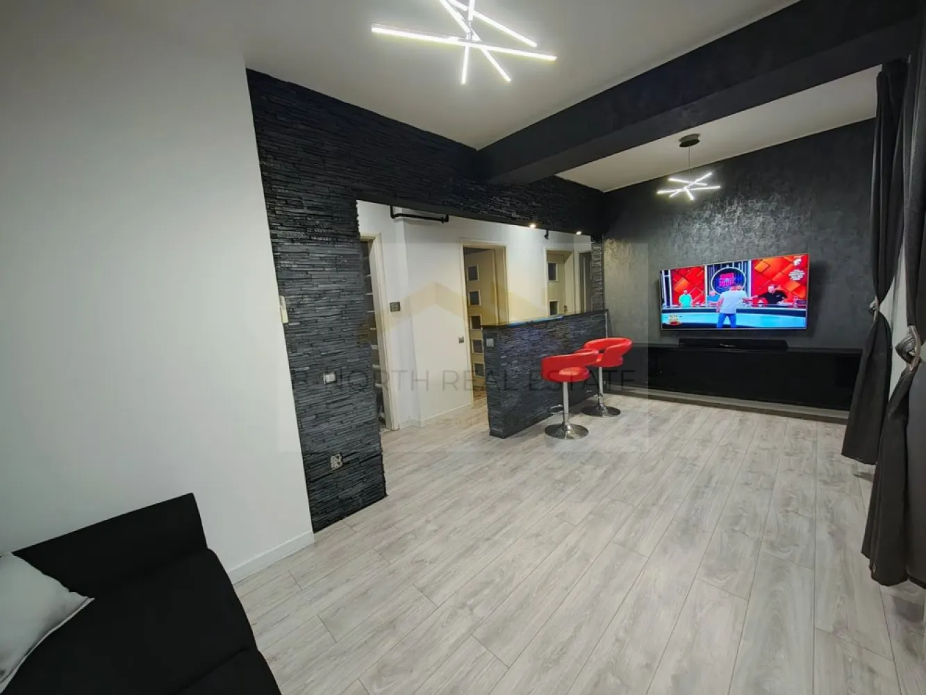 Apartament 2 camere de închiriat | Str. Luică | Parcare inclusă | Bloc 2019 - Apartament 2 camere de închiriat | Str. Luică | Parcare inclusă | Bloc 2019

B-North Real Estate vă propune spre închiriere un apartament modern cu 2 camere, situat pe Strada Luică nr. 152, Sector 4, într-un imobil construit în 2019. Apartamentul se află la etajul 5, este complet mobilat și utilat, beneficiază de loc de parcare inclus și este pregătit pentru mutare imediată.

Caracteristici principale:

Apartament cu 2 camere
Bloc construit în 2019
Etaj 5
Lift
Bloc anvelopat termic
Loc de parcare inclus

Dotări și beneficii:

Centrală termică proprie
Aer condiționat
3 televizoare
Mașină de spălat rufe
Frigider
Cuptor
Plită
Hotă
Canapea nouă în living
Saltea nouă
Geamuri termopan cu tâmplărie PVC
Spații generoase de depozitare
Contorizare individuală și costuri reduse de întreținere
Scară curată, camere de supraveghere și vecini liniștiți

Avantaje locație:

Strada Luică nr. 152, Sector 4
Stație STB chiar în fața blocului
Aproape de grădinițe, școli, restaurante și parcuri
La câteva minute de Auchan, Kaufland, Penny, Lidl și Grand Arena Mall

Preț și condiții:

Chirie: 540 euro/lună
Se achită o lună de chirie și o lună de garanție
Contract înregistrat la ANAF

Pentru informații suplimentare și programarea unei vizionări, contactați B-North Real Estate.