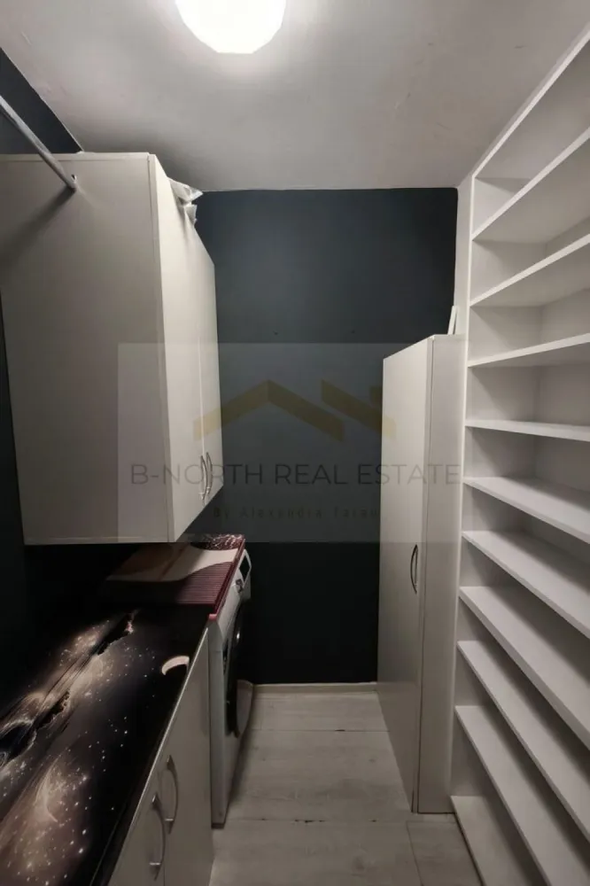 Apartament 2 camere de închiriat | Str. Luică | Parcare inclusă | Bloc 2019 - Apartament 2 camere de închiriat | Str. Luică | Parcare inclusă | Bloc 2019

B-North Real Estate vă propune spre închiriere un apartament modern cu 2 camere, situat pe Strada Luică nr. 152, Sector 4, într-un imobil construit în 2019. Apartamentul se află la etajul 5, este complet mobilat și utilat, beneficiază de loc de parcare inclus și este pregătit pentru mutare imediată.

Caracteristici principale:

Apartament cu 2 camere
Bloc construit în 2019
Etaj 5
Lift
Bloc anvelopat termic
Loc de parcare inclus

Dotări și beneficii:

Centrală termică proprie
Aer condiționat
3 televizoare
Mașină de spălat rufe
Frigider
Cuptor
Plită
Hotă
Canapea nouă în living
Saltea nouă
Geamuri termopan cu tâmplărie PVC
Spații generoase de depozitare
Contorizare individuală și costuri reduse de întreținere
Scară curată, camere de supraveghere și vecini liniștiți

Avantaje locație:

Strada Luică nr. 152, Sector 4
Stație STB chiar în fața blocului
Aproape de grădinițe, școli, restaurante și parcuri
La câteva minute de Auchan, Kaufland, Penny, Lidl și Grand Arena Mall

Preț și condiții:

Chirie: 540 euro/lună
Se achită o lună de chirie și o lună de garanție
Contract înregistrat la ANAF

Pentru informații suplimentare și programarea unei vizionări, contactați B-North Real Estate.