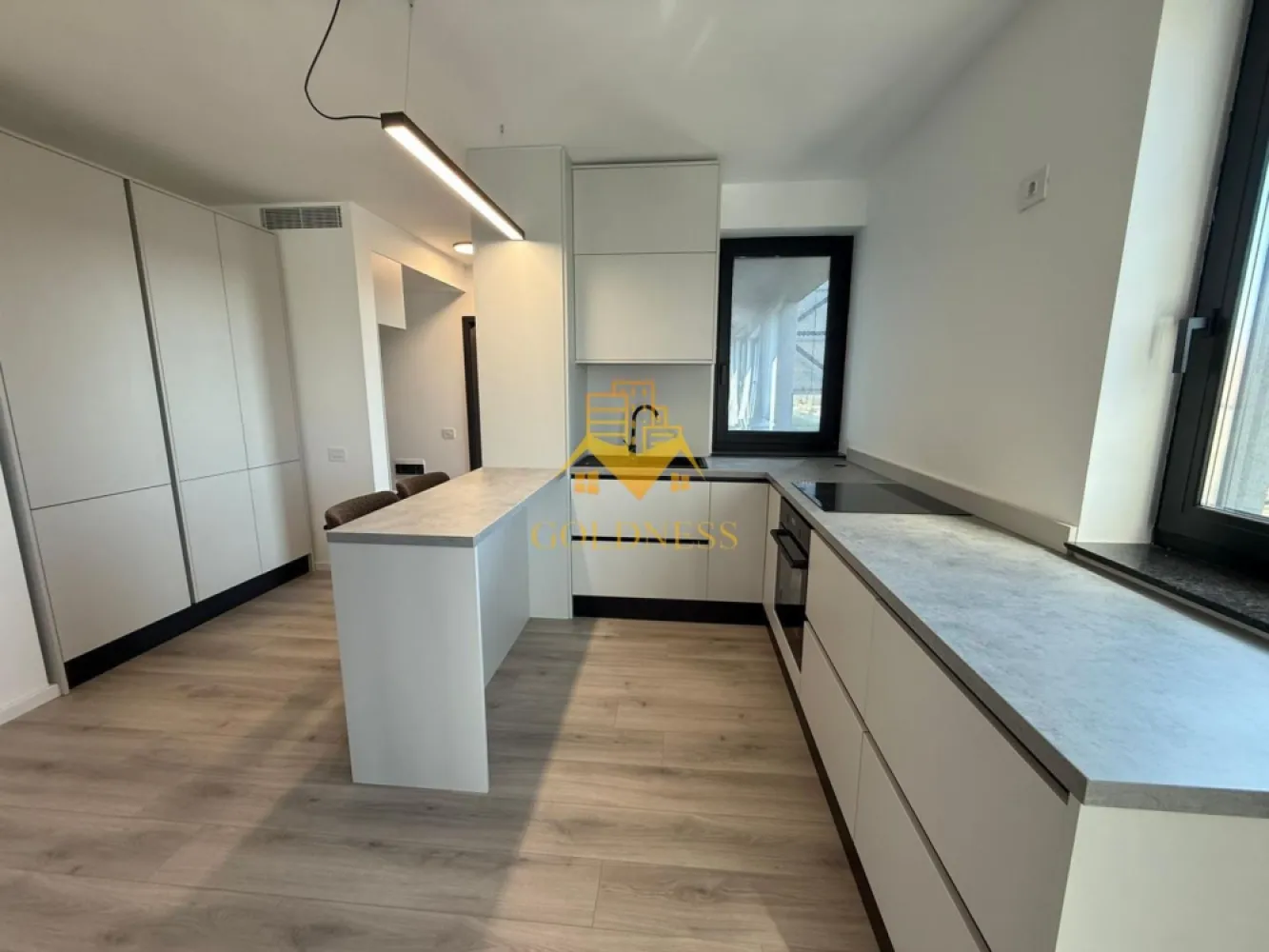 O camera, Iris, Modern, Prima inchiriere, Liberty Residential, Traian - Vă propun spre închiriere un apartament cu 1 cameră tip studio, situat în complexul Liberty Residential . Apartamentul se află la etajul 6 din 6, într-un imobil nou. Compartimentarea este de tip open space (studio) și are o suprafață utilă de 45 mp, la care se adaugă o terasă de 21 mp. Compartimentarea este următoarea: zonă de dormit cu pat matrimonial bucătărie open space baie terasă spațioasă Imobilul se predă mobilat și utilat conform pozelor prezentate, iar confortul termic este asigurat de centrala termică proprie. Apartamentul este la prima închiriere. Imobilul are acces facil către toate punctele de interes. Nu dispune de loc de parcare. Preț: 550 euro/lună Pentru o vizionare sau consultanță, vă răspund cu drag la numărul de telefon: Pentru intermediere se percepe comision de 50%