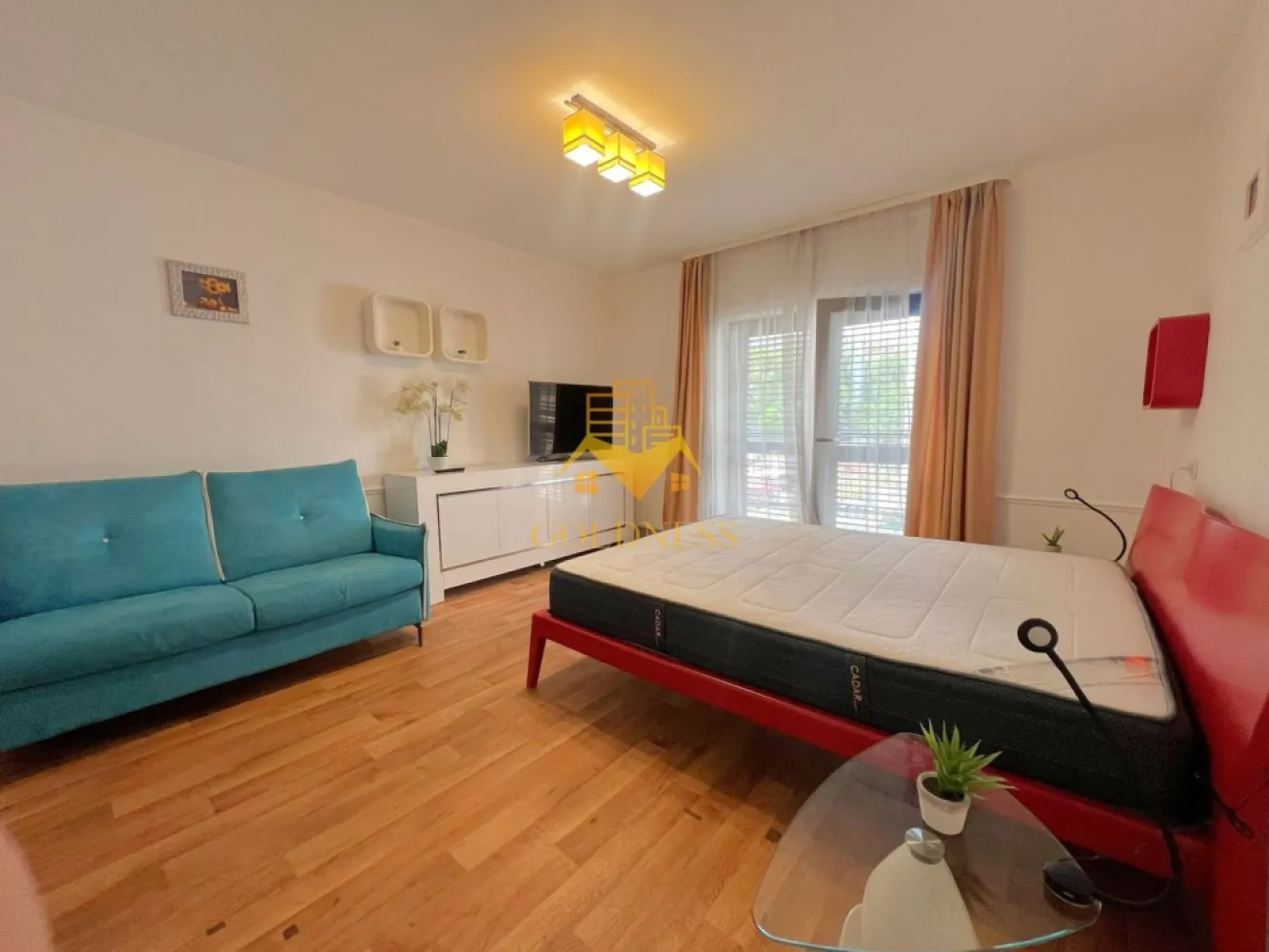 1 camera, modern, Intre Lacuri, garaj, Zona Iulius Mall, FSEGA, Profi - GOLDNESS Imobiliare vă propune spre închiriere un apartament cu 1 camera decomandata, complet mobilat și utilat, la etajul 1 într-un imobil de 4 etaje, bloc nou, cu lift, în cartierul Intre Lacuri, Strada Muresului. Dispune de parcare subterana la 25e pe luna! Apartamentul este compartimentat astfel: - dormitor cu pat matrimonial, dressing, noptiere, birou - bucatarie complet utilată, canapea extensibla, loc de servit masa - baie cu vana, calorifer port prosop inox și dulap pentru depozitare. - balcon de 5 mp. Imobilul este dotat cu toate cele necesare- centrală proprie, mașină de spălat haine, frigider, aragaz, hotă, etc. Se află în apropierea stațiilor de transport în comun, magazine, restaurante, spații verzi, farmacii, etc. Dacă sunteți interesați de acest apartament și doriți să îl vizionați, dar și pentru alte oferte sau detalii nu ezitați să ne contactați telefonic sau prin e-mail - goldnessimobiliare@gmail.com. Vă stăm la dispoziție! Pentru intermediere se percepe un comision de 50% din valoarea chiriei.