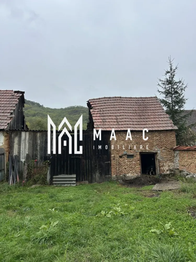 BLACK FRIDAY I Casa 3 camere I 1000 mp Teren I Amnas - 🔥 BLACK FRIDAY - Profită de cea mai bună perioadă din an pentru a deveni proprietar! Reducere de 6.000 euro Pret vechi - 45.000 euro Pret promotional -39.000 euro MAAC Imobiliare vă propune spre vânzare o casă tradițională, situată în localitatea Amnaș, la doar 25 de minute de Sibiu, într-o zonă liniștită, aproape de centrul satului. Caracteristici proprietate: Suprafață teren totală: 964 mp Curte: 514 mp Grădină: 450 mp Compartimentare: 3 camere Anexe: șură cu potențial de reamenajare Stare: casa necesită renovare completă, oferind libertatea de a o amenaja după propriul gust și stil Proprietatea dispune de o curte generoasă și o grădină cu vedere deschisă, oferind intimitate și liniște – ideală pentru transformarea într-o casă de vacanță, locuință permanentă sau proiect agroturistic. Amplasare excelentă – aproape de centrul localității Amnaș și la doar 25 de minute de Sibiu, cu acces facil către drumul principal. Pentru mai multe detalii și vizionări, precizati telefonic ca ati vazut anuntul cu ID: CP2759509 }}