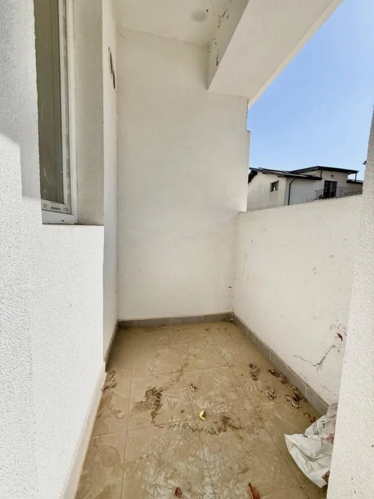 Garsoniera cartier Militari Residence - mutare imediata!! - TVA INCLUS !! Vă prezentăm o garsonieră deosebită, situată în cartierul Militari Residence, într-un bloc modern cu regim de înălțime P+3, poziționat strategic pentru a vă oferi confort și accesibilitate. Detalii proprietate: - Tip: Garsonieră - Etaj: Demisol înalt - Finalizata - mutare imediata !! - Locație: Militari Residence Avantaje: - Bloc nou, construit cu materiale de calitate, garantând un standard ridicat de confort. - Poziție excelentă, în imediata apropiere a mijloacelor de transport în comun, pentru o deplasare facilă către orice zonă a orașului. - Acces rapid la instituții educaționale (școli publice), centre comerciale, supermarketuri și mall-uri. - Zonă liniștită, ideală pentru locuit sau investiție. Acum este momentul să achiziționați locuința visurilor dumneavoastră! Contactați-ne pentru mai multe detalii și programarea unei vizionări. }}