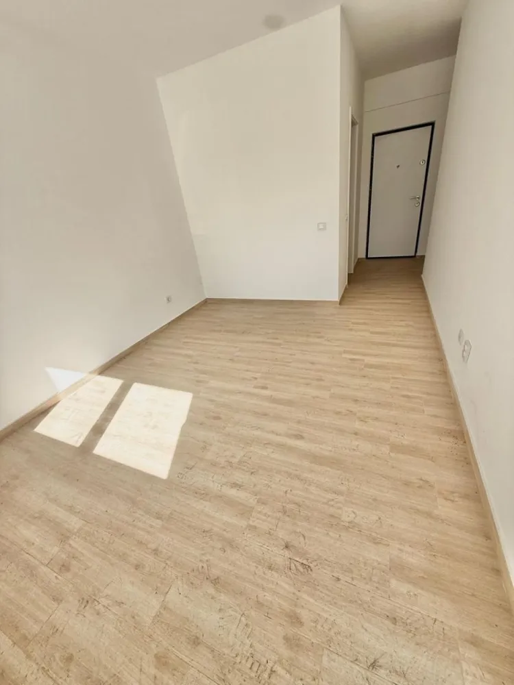 Garsoniera cartier Militari Residence - mutare imediata!! - TVA INCLUS !! Vă prezentăm o garsonieră deosebită, situată în cartierul Militari Residence, într-un bloc modern cu regim de înălțime P+3, poziționat strategic pentru a vă oferi confort și accesibilitate. Detalii proprietate: - Tip: Garsonieră - Etaj: Demisol înalt - Finalizata - mutare imediata !! - Locație: Militari Residence Avantaje: - Bloc nou, construit cu materiale de calitate, garantând un standard ridicat de confort. - Poziție excelentă, în imediata apropiere a mijloacelor de transport în comun, pentru o deplasare facilă către orice zonă a orașului. - Acces rapid la instituții educaționale (școli publice), centre comerciale, supermarketuri și mall-uri. - Zonă liniștită, ideală pentru locuit sau investiție. Acum este momentul să achiziționați locuința visurilor dumneavoastră! Contactați-ne pentru mai multe detalii și programarea unei vizionări. }}