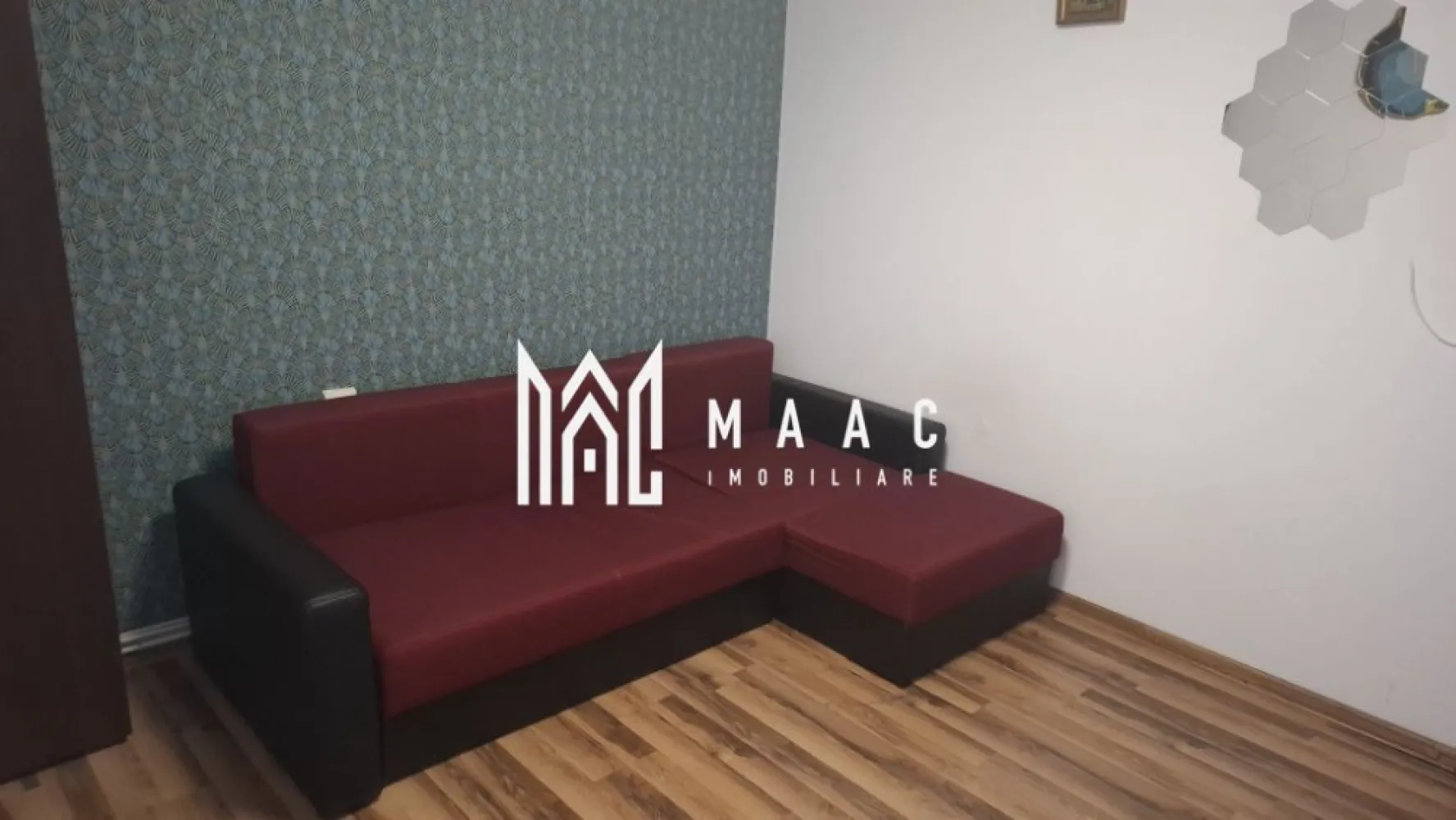 Apartament 1 Camera I Parter I Zona Strand II - Se oferă spre vânzare o garsonieră situată la parterul unui imobil din zona Ștrand II – o zonă liniștită, verde și foarte bine conectată la punctele de interes ale orașului. Garsoniera are o suprafață utilă de 28 mp și este compartimentată practic, oferind confort și funcționalitate. Este complet mobilată și utilată, gata pentru mutare imediată, fără investiții suplimentare. Dotări: – Centrală proprie și calorifere – Geamuri termopan – Mobilier modern și electrocasnice funcționale – Finisaje în stare foarte bună Proprietatea este ideală pentru o persoană singură, un cuplu sau ca investiție pentru închiriere, datorită amplasării și disponibilității imediate. Zona Ștrand II oferă acces facil la magazine, farmacii, stații de autobuz, spații verzi și zone de agrement. Pentru informati si vizionari: ID: CP2756638 }}