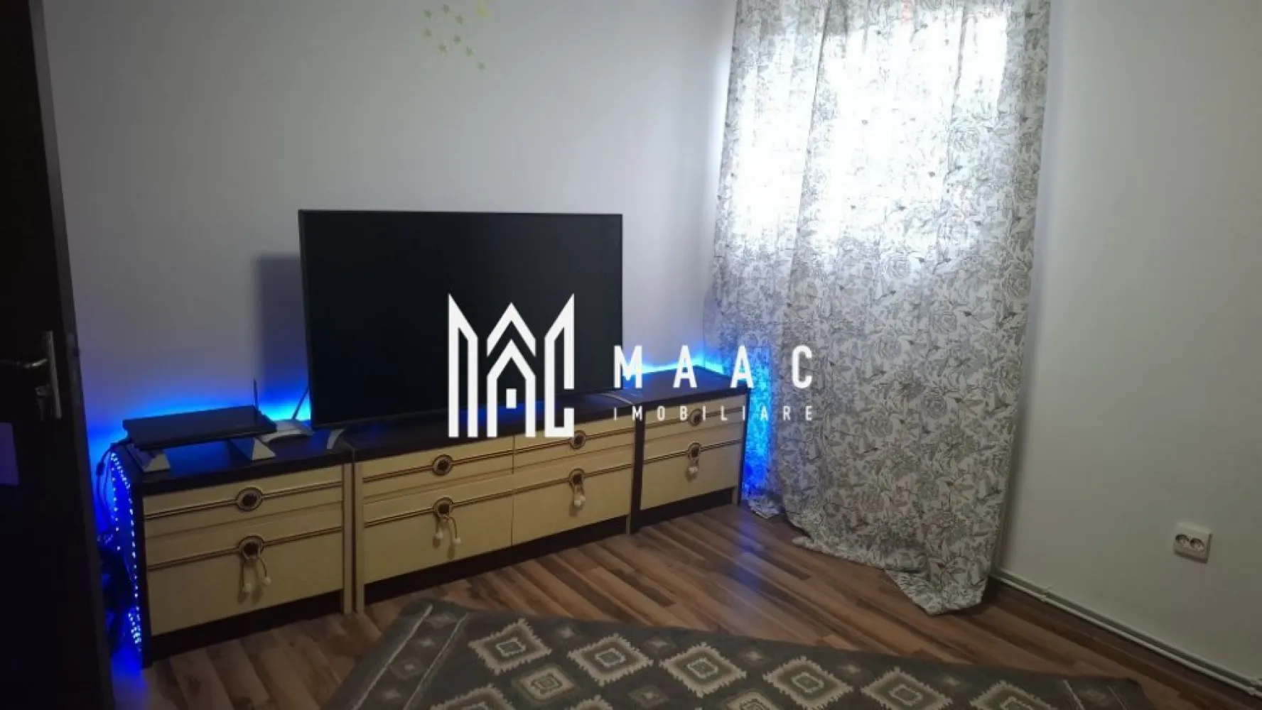 Apartament 1 Camera I Parter I Zona Strand II - Se oferă spre vânzare o garsonieră situată la parterul unui imobil din zona Ștrand II – o zonă liniștită, verde și foarte bine conectată la punctele de interes ale orașului. Garsoniera are o suprafață utilă de 28 mp și este compartimentată practic, oferind confort și funcționalitate. Este complet mobilată și utilată, gata pentru mutare imediată, fără investiții suplimentare. Dotări: – Centrală proprie și calorifere – Geamuri termopan – Mobilier modern și electrocasnice funcționale – Finisaje în stare foarte bună Proprietatea este ideală pentru o persoană singură, un cuplu sau ca investiție pentru închiriere, datorită amplasării și disponibilității imediate. Zona Ștrand II oferă acces facil la magazine, farmacii, stații de autobuz, spații verzi și zone de agrement. Pentru informati si vizionari: ID: CP2756638 }}