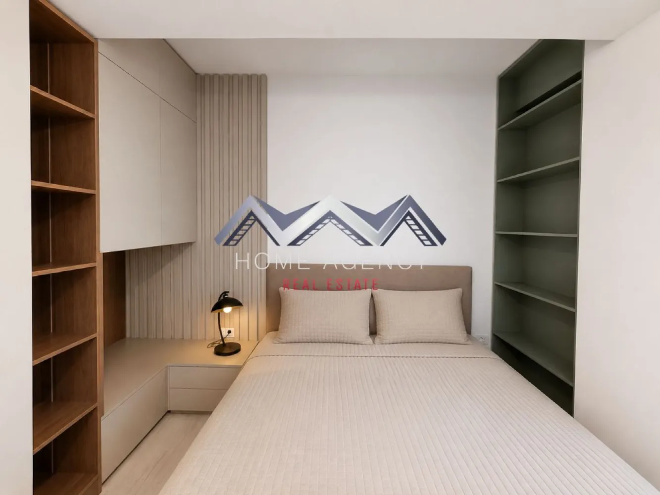 Apartament 2 camere | parcare subterană | Otopeni central - Vă propunem spre închiriere un apartament cu 2 camere, aflat la prima închiriere, care îmbină designul contemporan, finisajele atent alese și confortul unei locuințe amenajate cu grijă pentru viitorii săi locatari. Situat într-o zonă centrală din Otopeni, apartamentul oferă acces rapid către DN1 și principalele puncte de interes din Otopeni și Nordul Bucureștiului, fiind alegerea ideală pentru cei care își doresc un stil de viață modern, într-o locație excelent conectată.

Încă de la intrare, apartamentul se remarcă prin atmosfera luminoasă și aerisită, mobilierul realizat pe comandă și paleta cromatică neutră, care pune în valoare fiecare spațiu. Compartimentarea este eficientă și bine gândită, oferind un echilibru firesc între funcționalitate și confort.

Zona de zi reunește livingul și diningul într-un ambient primitor, ideal atât pentru momentele de relaxare, cât și pentru întâlnirile cu familia sau prietenii. Bucătăria, complet mobilată și utilată cu electrocasnice încorporate, completează armonios zona de zi și oferă tot confortul necesar utilizării de zi cu zi.

Dormitorul a fost amenajat într-un stil minimalist și elegant, oferind un ambient liniștit și relaxant, în timp ce baia completează locuința prin finisajele moderne și atenția acordată fiecărui detaliu.

Locuința beneficiază de încălzire în pardoseală, centrală termică proprie, aer condiționat, mobilier realizat pe comandă și dotări atent alese, de la electrocasnicele încorporate și mașina de spălat vase din bucătărie, până la mașina de spălat rufe cu funcție de uscător, amplasată în baie.

Vă invităm cu drag la o vizionare pentru a descoperi toate avantajele acestui apartament.