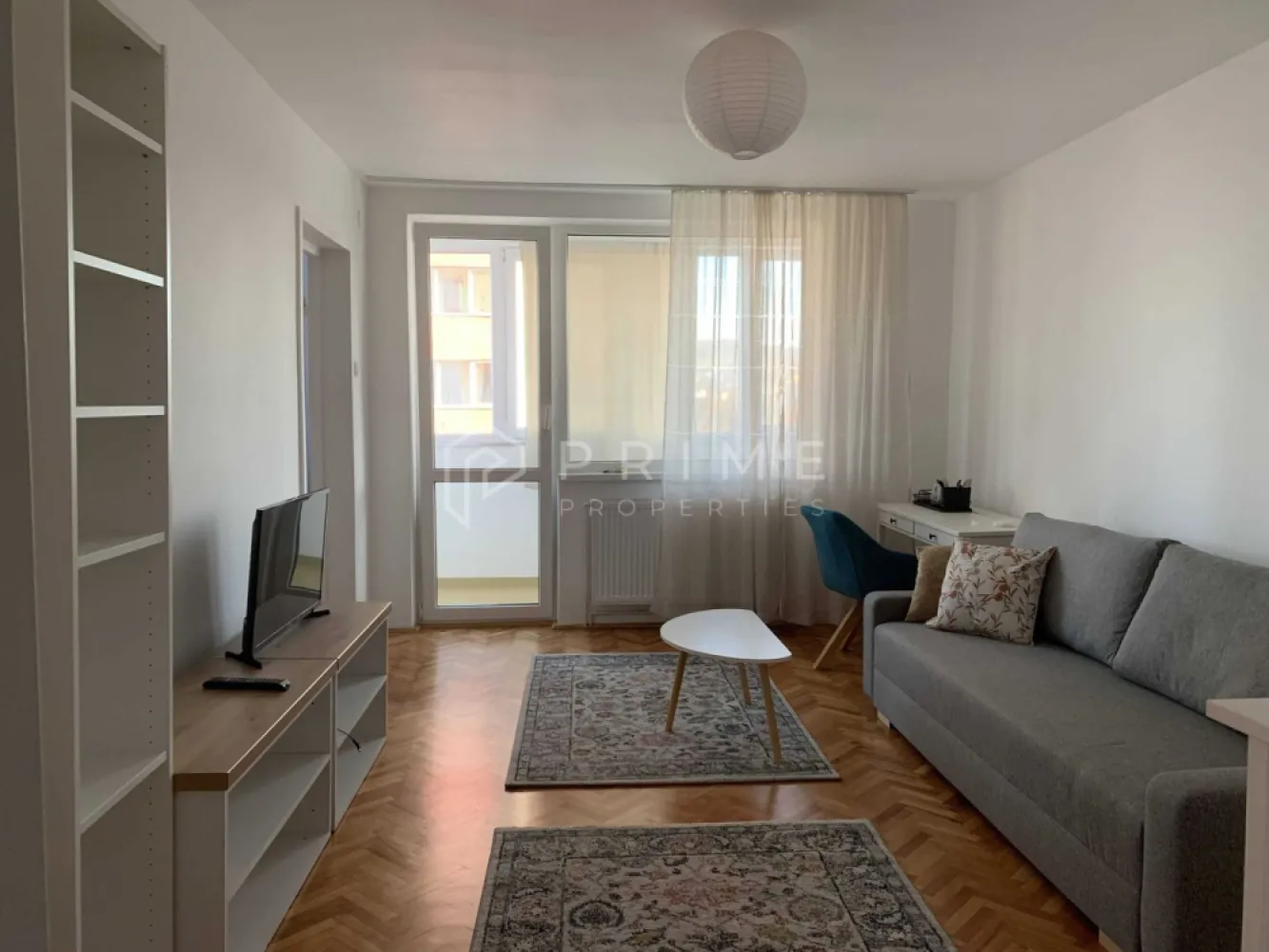 DE ÎNCHIRIAT: Apartament modern cu 2 camere și panoramă – Semicentral - Vă propunem spre închiriere un apartament cu 2 camere, complet renovat, modern și luminos, situat la etajul 6 al unui imobil poziționat într-o zonă semicentrală, verde și liniștită, în imediata apropiere a reperului Scările Furnica. Proprietatea oferă o priveliște panoramică superbă asupra orașului și un confort locativ de top.

Compartimentare și Dotări Premium
Locuința a fost gândită pentru a îmbina designul contemporan cu eficiența economică, fiind complet mobilată și utilată:
Living: Amenajat modern, spațios și inundat de lumină naturală din abundență pe tot parcursul zilei.
Bucătărie: Complet echipată cu electrocasnice de înaltă calitate din gama Bosch, ideale pentru pasionații de gătit și eficiență.
Spațiu exterior: Un balcon generos de 7 mp, amenajat ideal ca zonă de relaxare pentru momentele tale de respiro.
Avantajele Proprietății
Eficiență: Locuința este foarte bine izolată, fiind confortabilă termic și extrem de economică în ceea ce privește costurile de întreținere.
Localizare: Zona semicentrală asigură o atmosferă curată și ferită de agitație, dar păstrează un acces rapid către centrul orașului, parcuri și principalele puncte de interes.
Disponibilitate: Proprietatea este disponibilă pentru mutare începând cu data de 1 august.

Condiții Financiare
Preț chirie: 380 EUR / lună
Garanție: Echivalentul unei luni de chirie
Comision agenție: 50% din valoarea unei chirii (se achită o singură dată, la semnarea contractului)

Promisiunea Prime Properties
La Prime Properties, vă oferim siguranță, transparență și servicii impecabile pe tot parcursul drumului către casa ideală. Dacă această proprietate nu corespunde în totalitate nevoilor dumneavoastră, lăsați-ne să găsim împreună alternativa potrivită stilului dumneavoastră de viață.

📞 Pentru detalii suplimentare și programarea unei vizionări, vă rugăm să ne contactați cu încredere