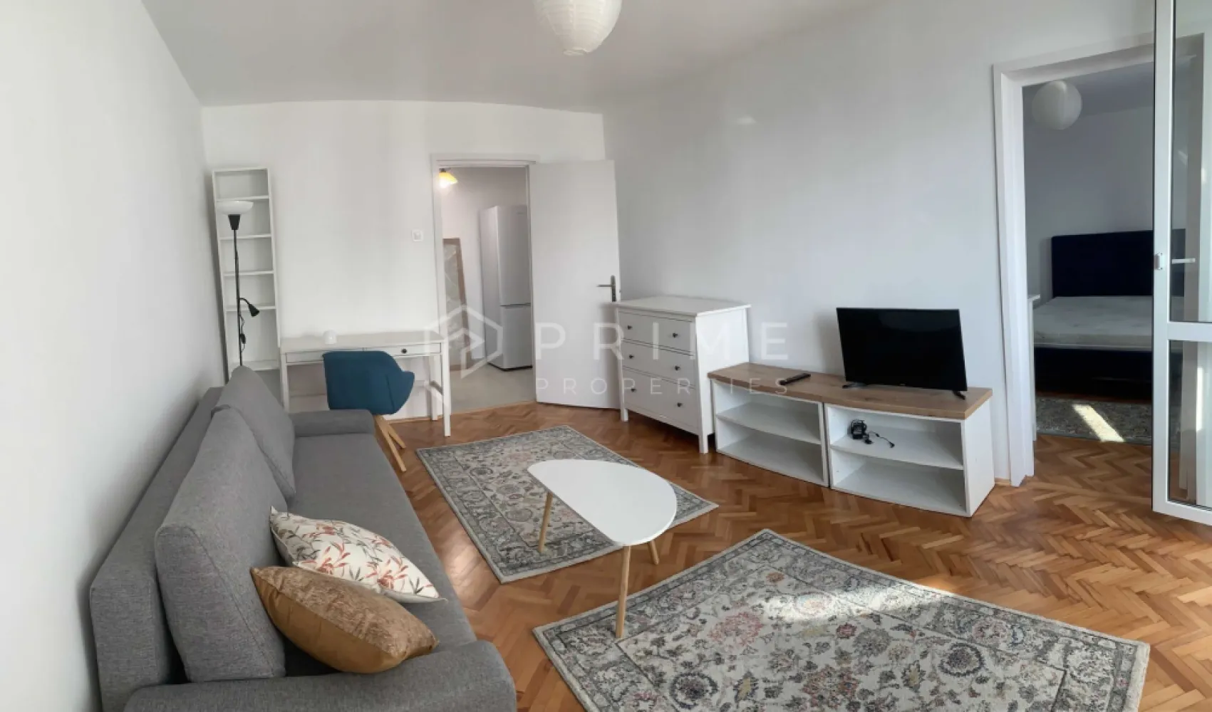 DE ÎNCHIRIAT: Apartament modern cu 2 camere și panoramă – Semicentral - Vă propunem spre închiriere un apartament cu 2 camere, complet renovat, modern și luminos, situat la etajul 6 al unui imobil poziționat într-o zonă semicentrală, verde și liniștită, în imediata apropiere a reperului Scările Furnica. Proprietatea oferă o priveliște panoramică superbă asupra orașului și un confort locativ de top.

Compartimentare și Dotări Premium
Locuința a fost gândită pentru a îmbina designul contemporan cu eficiența economică, fiind complet mobilată și utilată:
Living: Amenajat modern, spațios și inundat de lumină naturală din abundență pe tot parcursul zilei.
Bucătărie: Complet echipată cu electrocasnice de înaltă calitate din gama Bosch, ideale pentru pasionații de gătit și eficiență.
Spațiu exterior: Un balcon generos de 7 mp, amenajat ideal ca zonă de relaxare pentru momentele tale de respiro.
Avantajele Proprietății
Eficiență: Locuința este foarte bine izolată, fiind confortabilă termic și extrem de economică în ceea ce privește costurile de întreținere.
Localizare: Zona semicentrală asigură o atmosferă curată și ferită de agitație, dar păstrează un acces rapid către centrul orașului, parcuri și principalele puncte de interes.
Disponibilitate: Proprietatea este disponibilă pentru mutare începând cu data de 1 august.

Condiții Financiare
Preț chirie: 380 EUR / lună
Garanție: Echivalentul unei luni de chirie
Comision agenție: 50% din valoarea unei chirii (se achită o singură dată, la semnarea contractului)

Promisiunea Prime Properties
La Prime Properties, vă oferim siguranță, transparență și servicii impecabile pe tot parcursul drumului către casa ideală. Dacă această proprietate nu corespunde în totalitate nevoilor dumneavoastră, lăsați-ne să găsim împreună alternativa potrivită stilului dumneavoastră de viață.

📞 Pentru detalii suplimentare și programarea unei vizionări, vă rugăm să ne contactați cu încredere
