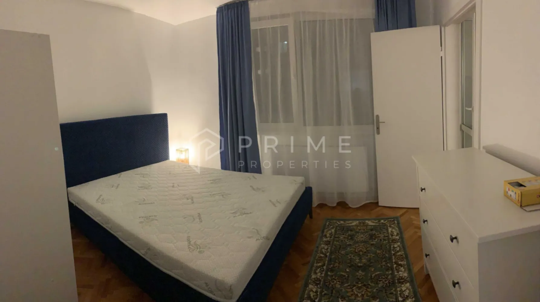 DE ÎNCHIRIAT: Apartament modern cu 2 camere și panoramă – Semicentral - Vă propunem spre închiriere un apartament cu 2 camere, complet renovat, modern și luminos, situat la etajul 6 al unui imobil poziționat într-o zonă semicentrală, verde și liniștită, în imediata apropiere a reperului Scările Furnica. Proprietatea oferă o priveliște panoramică superbă asupra orașului și un confort locativ de top.

Compartimentare și Dotări Premium
Locuința a fost gândită pentru a îmbina designul contemporan cu eficiența economică, fiind complet mobilată și utilată:
Living: Amenajat modern, spațios și inundat de lumină naturală din abundență pe tot parcursul zilei.
Bucătărie: Complet echipată cu electrocasnice de înaltă calitate din gama Bosch, ideale pentru pasionații de gătit și eficiență.
Spațiu exterior: Un balcon generos de 7 mp, amenajat ideal ca zonă de relaxare pentru momentele tale de respiro.
Avantajele Proprietății
Eficiență: Locuința este foarte bine izolată, fiind confortabilă termic și extrem de economică în ceea ce privește costurile de întreținere.
Localizare: Zona semicentrală asigură o atmosferă curată și ferită de agitație, dar păstrează un acces rapid către centrul orașului, parcuri și principalele puncte de interes.
Disponibilitate: Proprietatea este disponibilă pentru mutare începând cu data de 1 august.

Condiții Financiare
Preț chirie: 380 EUR / lună
Garanție: Echivalentul unei luni de chirie
Comision agenție: 50% din valoarea unei chirii (se achită o singură dată, la semnarea contractului)

Promisiunea Prime Properties
La Prime Properties, vă oferim siguranță, transparență și servicii impecabile pe tot parcursul drumului către casa ideală. Dacă această proprietate nu corespunde în totalitate nevoilor dumneavoastră, lăsați-ne să găsim împreună alternativa potrivită stilului dumneavoastră de viață.

📞 Pentru detalii suplimentare și programarea unei vizionări, vă rugăm să ne contactați cu încredere