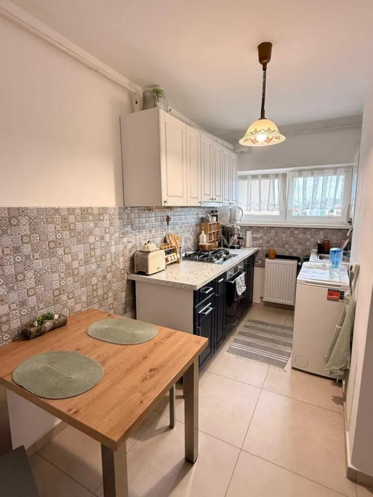 DE ÎNCHIRIAT: Apartament modern cu 2 camere și panoramă – Semicentral - Vă propunem spre închiriere un apartament cu 2 camere, complet renovat, modern și luminos, situat la etajul 6 al unui imobil poziționat într-o zonă semicentrală, verde și liniștită, în imediata apropiere a reperului Scările Furnica. Proprietatea oferă o priveliște panoramică superbă asupra orașului și un confort locativ de top.

Compartimentare și Dotări Premium
Locuința a fost gândită pentru a îmbina designul contemporan cu eficiența economică, fiind complet mobilată și utilată:
Living: Amenajat modern, spațios și inundat de lumină naturală din abundență pe tot parcursul zilei.
Bucătărie: Complet echipată cu electrocasnice de înaltă calitate din gama Bosch, ideale pentru pasionații de gătit și eficiență.
Spațiu exterior: Un balcon generos de 7 mp, amenajat ideal ca zonă de relaxare pentru momentele tale de respiro.
Avantajele Proprietății
Eficiență: Locuința este foarte bine izolată, fiind confortabilă termic și extrem de economică în ceea ce privește costurile de întreținere.
Localizare: Zona semicentrală asigură o atmosferă curată și ferită de agitație, dar păstrează un acces rapid către centrul orașului, parcuri și principalele puncte de interes.
Disponibilitate: Proprietatea este disponibilă pentru mutare începând cu data de 1 august.

Condiții Financiare
Preț chirie: 380 EUR / lună
Garanție: Echivalentul unei luni de chirie
Comision agenție: 50% din valoarea unei chirii (se achită o singură dată, la semnarea contractului)

Promisiunea Prime Properties
La Prime Properties, vă oferim siguranță, transparență și servicii impecabile pe tot parcursul drumului către casa ideală. Dacă această proprietate nu corespunde în totalitate nevoilor dumneavoastră, lăsați-ne să găsim împreună alternativa potrivită stilului dumneavoastră de viață.

📞 Pentru detalii suplimentare și programarea unei vizionări, vă rugăm să ne contactați cu încredere