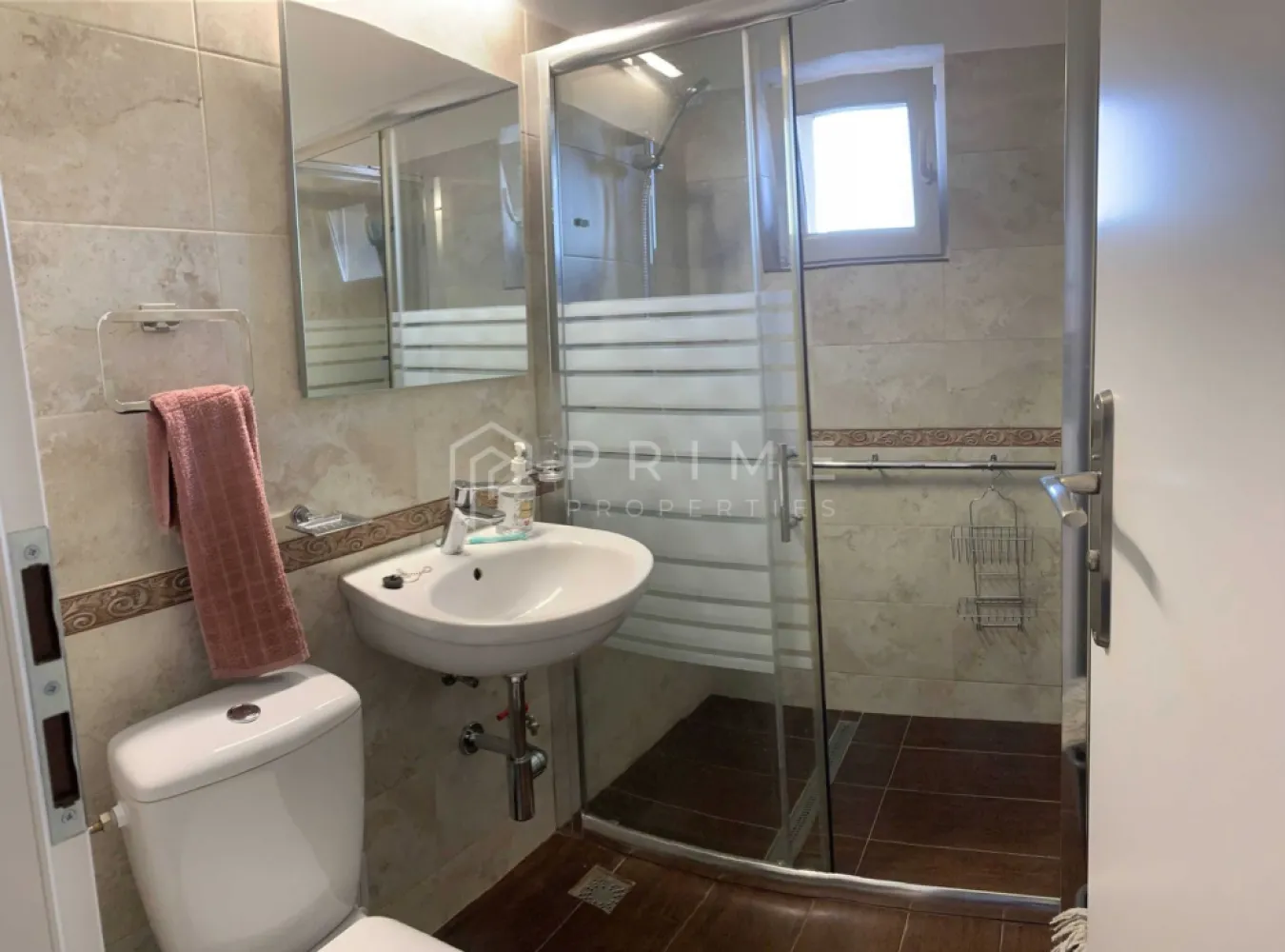 DE ÎNCHIRIAT: Apartament modern cu 2 camere și panoramă – Semicentral - Vă propunem spre închiriere un apartament cu 2 camere, complet renovat, modern și luminos, situat la etajul 6 al unui imobil poziționat într-o zonă semicentrală, verde și liniștită, în imediata apropiere a reperului Scările Furnica. Proprietatea oferă o priveliște panoramică superbă asupra orașului și un confort locativ de top.

Compartimentare și Dotări Premium
Locuința a fost gândită pentru a îmbina designul contemporan cu eficiența economică, fiind complet mobilată și utilată:
Living: Amenajat modern, spațios și inundat de lumină naturală din abundență pe tot parcursul zilei.
Bucătărie: Complet echipată cu electrocasnice de înaltă calitate din gama Bosch, ideale pentru pasionații de gătit și eficiență.
Spațiu exterior: Un balcon generos de 7 mp, amenajat ideal ca zonă de relaxare pentru momentele tale de respiro.
Avantajele Proprietății
Eficiență: Locuința este foarte bine izolată, fiind confortabilă termic și extrem de economică în ceea ce privește costurile de întreținere.
Localizare: Zona semicentrală asigură o atmosferă curată și ferită de agitație, dar păstrează un acces rapid către centrul orașului, parcuri și principalele puncte de interes.
Disponibilitate: Proprietatea este disponibilă pentru mutare începând cu data de 1 august.

Condiții Financiare
Preț chirie: 380 EUR / lună
Garanție: Echivalentul unei luni de chirie
Comision agenție: 50% din valoarea unei chirii (se achită o singură dată, la semnarea contractului)

Promisiunea Prime Properties
La Prime Properties, vă oferim siguranță, transparență și servicii impecabile pe tot parcursul drumului către casa ideală. Dacă această proprietate nu corespunde în totalitate nevoilor dumneavoastră, lăsați-ne să găsim împreună alternativa potrivită stilului dumneavoastră de viață.

📞 Pentru detalii suplimentare și programarea unei vizionări, vă rugăm să ne contactați cu încredere