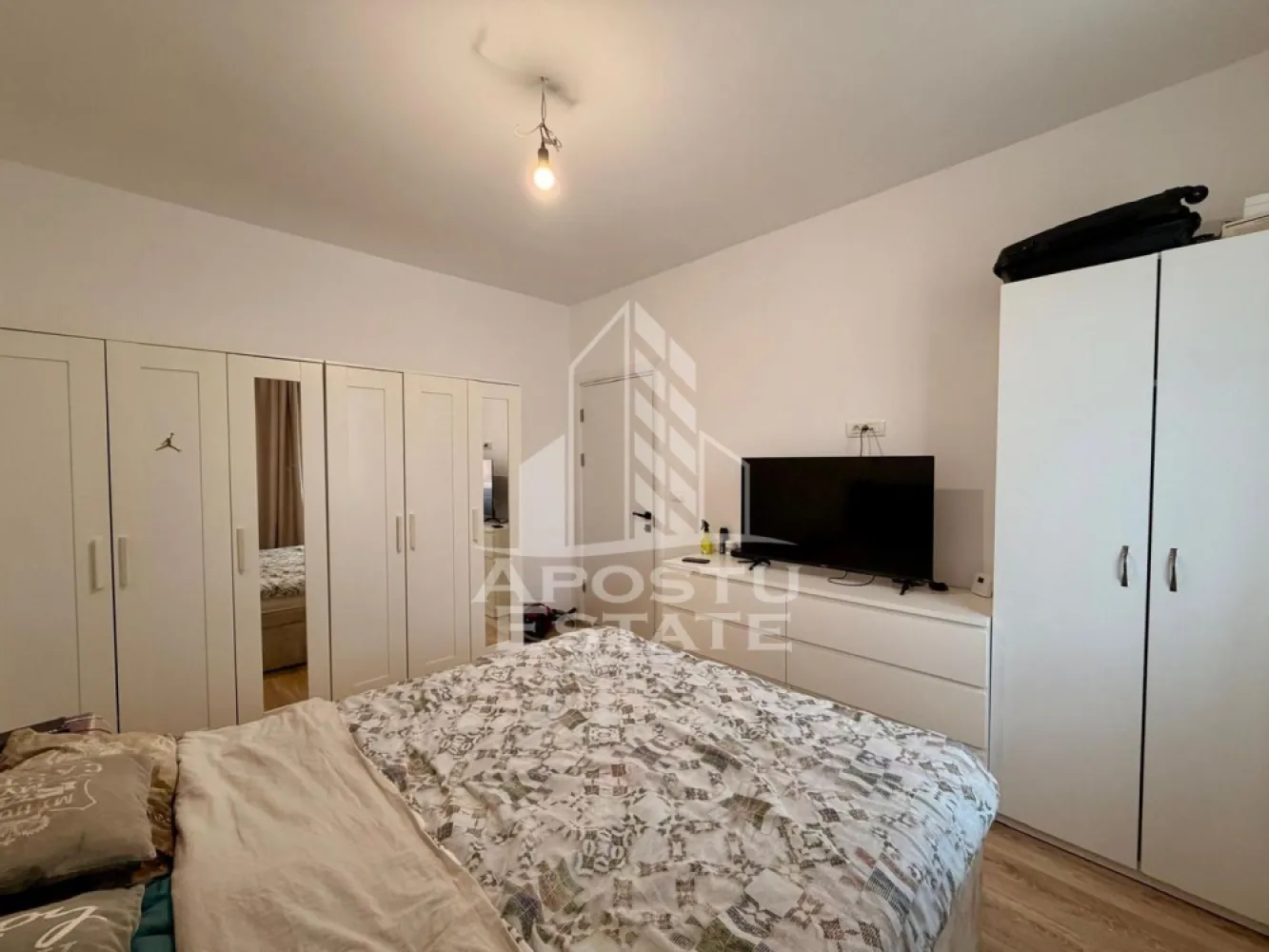 Apartament cu 2 camere de inchiriat, zona Braytim, Timisoara - APOSTU ESTATE vă propune spre închiriere un apartament modern cu 2 camere, loc de parcare inclus, situat într-o zonă liniștită, ideal pentru cupluri sau persoane care doresc un spațiu confortabil.

Suprafață utilă: 49 mp
Compartimentare eficientă:

Bucătărie complet mobilată și utilată, cu loc de luat masa

Living luminos si spatios

Dormitor matrimonial mobilat cu mini dressing

Baie cu cada și geam pentru aerisire naturala

Confort și facilități:

Centrală termică proprie pe gaz

Incalzire in pardoseala

Aer condiționat

Balcon

Loc de parcare suprateran inclus in pret

Pet friendly 

Apartamentul este complet mobilat si utilat

Localizare: Zona Braytim – liniște, în apropiere de magazine, școli și mijloace de transport în comun.

Ideal pentru:

Studenti

Cupluri

Preț chirie: 400€
Programează o vizionare!
ID intern: CP2858186