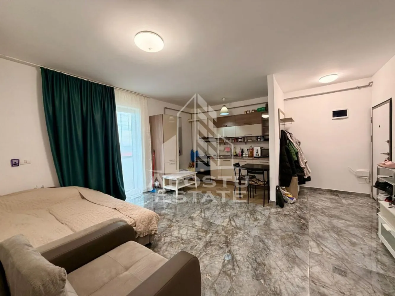 Apartament cu 2 camere de inchiriat, zona Braytim, Timisoara - APOSTU ESTATE vă propune spre închiriere un apartament modern cu 2 camere, loc de parcare inclus, situat într-o zonă liniștită, ideal pentru cupluri sau persoane care doresc un spațiu confortabil.

Suprafață utilă: 49 mp
Compartimentare eficientă:

Bucătărie complet mobilată și utilată, cu loc de luat masa

Living luminos si spatios

Dormitor matrimonial mobilat cu mini dressing

Baie cu cada și geam pentru aerisire naturala

Confort și facilități:

Centrală termică proprie pe gaz

Incalzire in pardoseala

Aer condiționat

Balcon

Loc de parcare suprateran inclus in pret

Pet friendly 

Apartamentul este complet mobilat si utilat

Localizare: Zona Braytim – liniște, în apropiere de magazine, școli și mijloace de transport în comun.

Ideal pentru:

Studenti

Cupluri

Preț chirie: 400€
Programează o vizionare!
ID intern: CP2858186