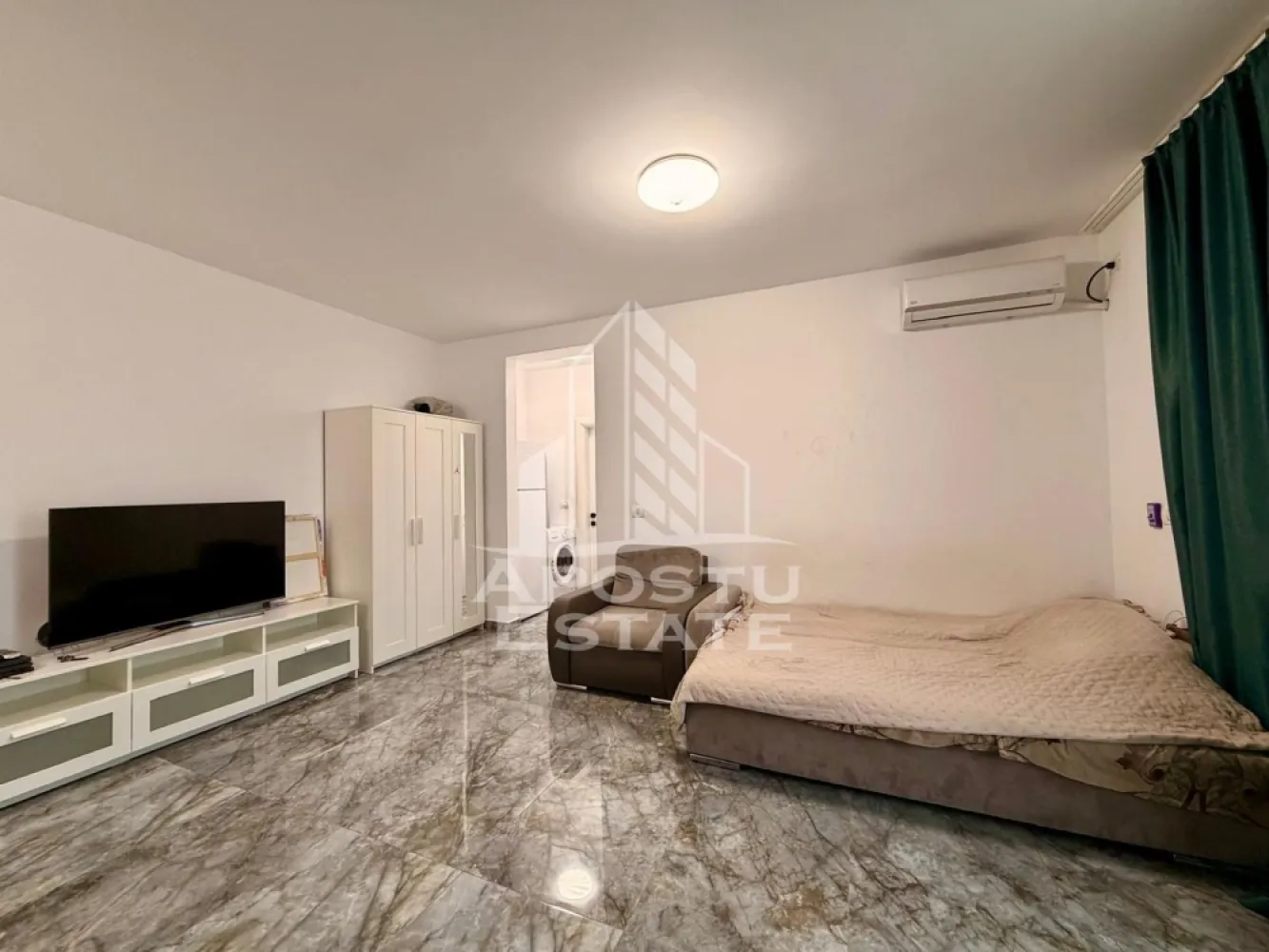 Apartament cu 2 camere de inchiriat, zona Braytim, Timisoara - APOSTU ESTATE vă propune spre închiriere un apartament modern cu 2 camere, loc de parcare inclus, situat într-o zonă liniștită, ideal pentru cupluri sau persoane care doresc un spațiu confortabil.

Suprafață utilă: 49 mp
Compartimentare eficientă:

Bucătărie complet mobilată și utilată, cu loc de luat masa

Living luminos si spatios

Dormitor matrimonial mobilat cu mini dressing

Baie cu cada și geam pentru aerisire naturala

Confort și facilități:

Centrală termică proprie pe gaz

Incalzire in pardoseala

Aer condiționat

Balcon

Loc de parcare suprateran inclus in pret

Pet friendly 

Apartamentul este complet mobilat si utilat

Localizare: Zona Braytim – liniște, în apropiere de magazine, școli și mijloace de transport în comun.

Ideal pentru:

Studenti

Cupluri

Preț chirie: 400€
Programează o vizionare!
ID intern: CP2858186