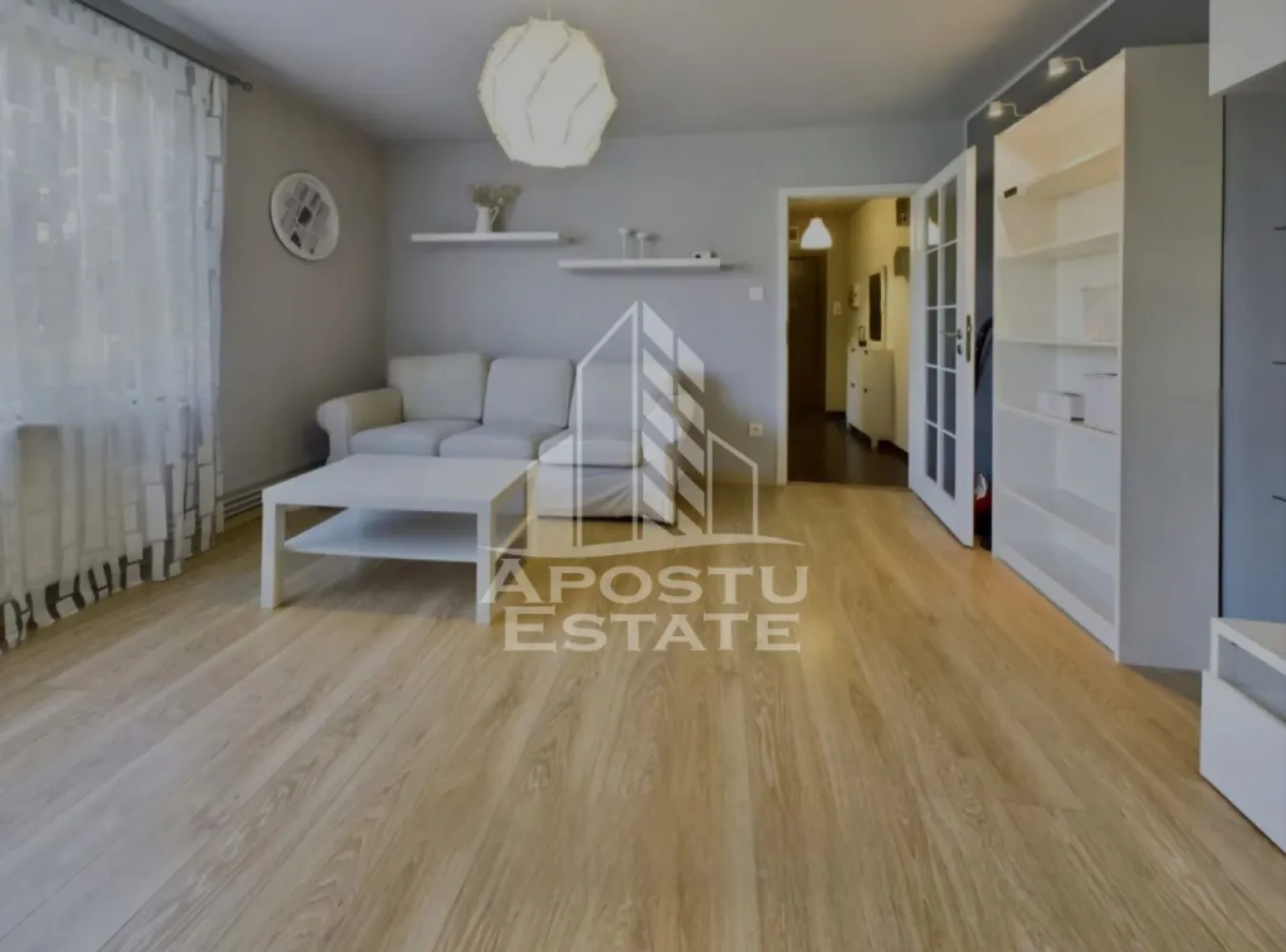 Apartament 2 camere, de inchiriat, Central, Timisoara - Agentia imobiliara APOSTU ESTATE va propune spre inchiriere un apartament cu 2 camere, spatios si luminos, situat in zona Central, o zona linistita si bine pozitionata. potrivit pentru cupluri,familii, sau persoane care isi doresc o locuinta unde sa se simta confortabil.

Suprafata utila: 50 mp

Compartimentare eficienta:

-Hol de acces generos

-Bucatarie complet mobilata si utilata

-Living luminos si spatios

-Dormitor mobilat si utilat

-Baie prevazuta cu cada

Confort si facilitati:

-Incalzirea apartamentului: centrala proprie

-Apartamentul este complet mobilat si utilat

-Nu accepta animale de companie de catre proprietar

Localizare:

-Timis,Centru – acces facil spre magazine, supermarketul Kaufland , scoli, parcuri si mijloace de transport in comun.

Ideal pentru:

-Cupluri

-Persoane singure

Pret chirie lunara: 540Euro

Programeaza o vizionare pentru a-ti putea imagina viitorul aici!

ID intern: CP3208529 !