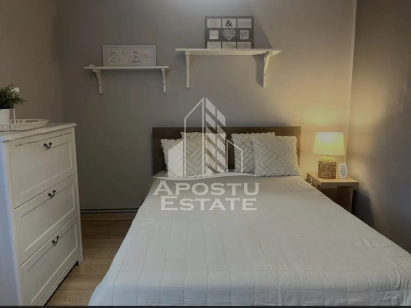 Apartament 2 camere, de inchiriat, Central, Timisoara - Agentia imobiliara APOSTU ESTATE va propune spre inchiriere un apartament cu 2 camere, spatios si luminos, situat in zona Central, o zona linistita si bine pozitionata. potrivit pentru cupluri,familii, sau persoane care isi doresc o locuinta unde sa se simta confortabil.

Suprafata utila: 50 mp

Compartimentare eficienta:

-Hol de acces generos

-Bucatarie complet mobilata si utilata

-Living luminos si spatios

-Dormitor mobilat si utilat

-Baie prevazuta cu cada

Confort si facilitati:

-Incalzirea apartamentului: centrala proprie

-Apartamentul este complet mobilat si utilat

-Nu accepta animale de companie de catre proprietar

Localizare:

-Timis,Centru – acces facil spre magazine, supermarketul Kaufland , scoli, parcuri si mijloace de transport in comun.

Ideal pentru:

-Cupluri

-Persoane singure

Pret chirie lunara: 540Euro

Programeaza o vizionare pentru a-ti putea imagina viitorul aici!

ID intern: CP3208529 !