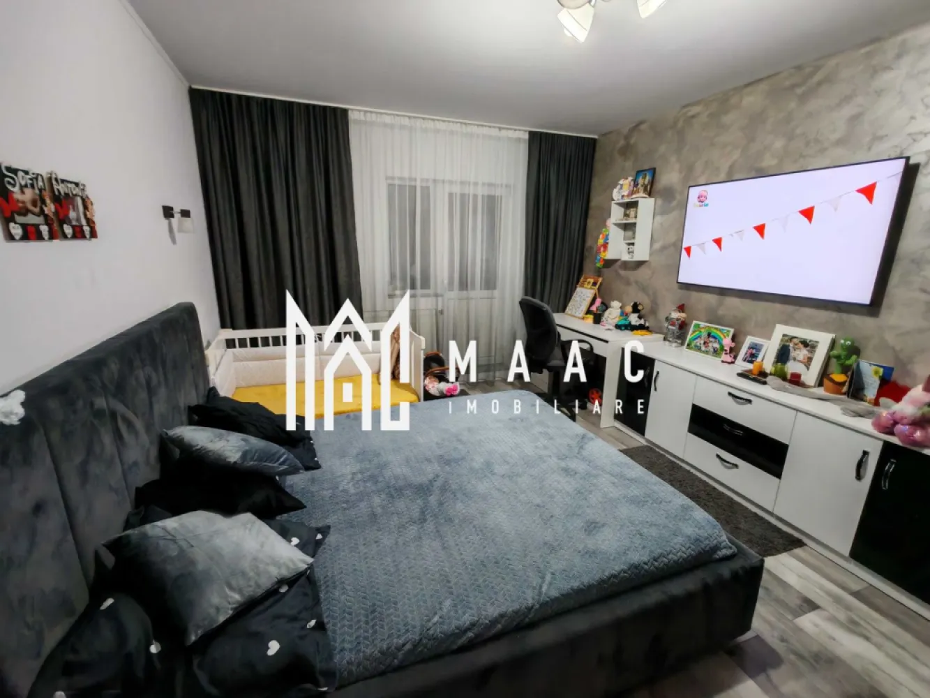 Apartament 2 camere | strada Doctor Hacman | 58 mp | - MAAC IMOBILIARE vă propune spre vânzare un apartament cu 2 camere situat pe strada Doctor Hacman, în Râmnicu Vâlcea, într-o zonă liniștită și bine conectată la punctele de interes ale orașului. Apartamentul are o suprafață utilă de 50 mp și o suprafață totală de 58 mp, fiind compartimentat eficient pentru a oferi confort și funcționalitate. Locuința este formată din 2 camere luminoase, bucătărie, baie și 2 balcoane, oferind spațiu suplimentar pentru relaxare sau depozitare. Un avantaj important al proprietății este faptul că imobilul dispune de acoperiș, ceea ce oferă un plus de protecție și confort. De asemenea, apartamentul este dotat cu centrală termică proprie, asigurând controlul optim al temperaturii și costuri eficiente de încălzire. Locuința se vinde complet mobilată și utilată, fiind pregătită pentru mutare imediată, fără investiții suplimentare. Proprietatea este ideală atât pentru locuință personală, cât și pentru investiție, datorită poziționării și compartimentării practice. 📞 Pentru mai multe detalii sau pentru programarea unei vizionări, echipa MAAC IMOBILIARE vă stă la dispoziție. CP2962503 }}