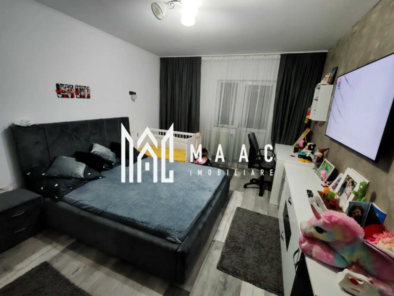 Apartament 2 camere | strada Doctor Hacman | 58 mp | - MAAC IMOBILIARE vă propune spre vânzare un apartament cu 2 camere situat pe strada Doctor Hacman, în Râmnicu Vâlcea, într-o zonă liniștită și bine conectată la punctele de interes ale orașului. Apartamentul are o suprafață utilă de 50 mp și o suprafață totală de 58 mp, fiind compartimentat eficient pentru a oferi confort și funcționalitate. Locuința este formată din 2 camere luminoase, bucătărie, baie și 2 balcoane, oferind spațiu suplimentar pentru relaxare sau depozitare. Un avantaj important al proprietății este faptul că imobilul dispune de acoperiș, ceea ce oferă un plus de protecție și confort. De asemenea, apartamentul este dotat cu centrală termică proprie, asigurând controlul optim al temperaturii și costuri eficiente de încălzire. Locuința se vinde complet mobilată și utilată, fiind pregătită pentru mutare imediată, fără investiții suplimentare. Proprietatea este ideală atât pentru locuință personală, cât și pentru investiție, datorită poziționării și compartimentării practice. 📞 Pentru mai multe detalii sau pentru programarea unei vizionări, echipa MAAC IMOBILIARE vă stă la dispoziție. CP2962503 }}