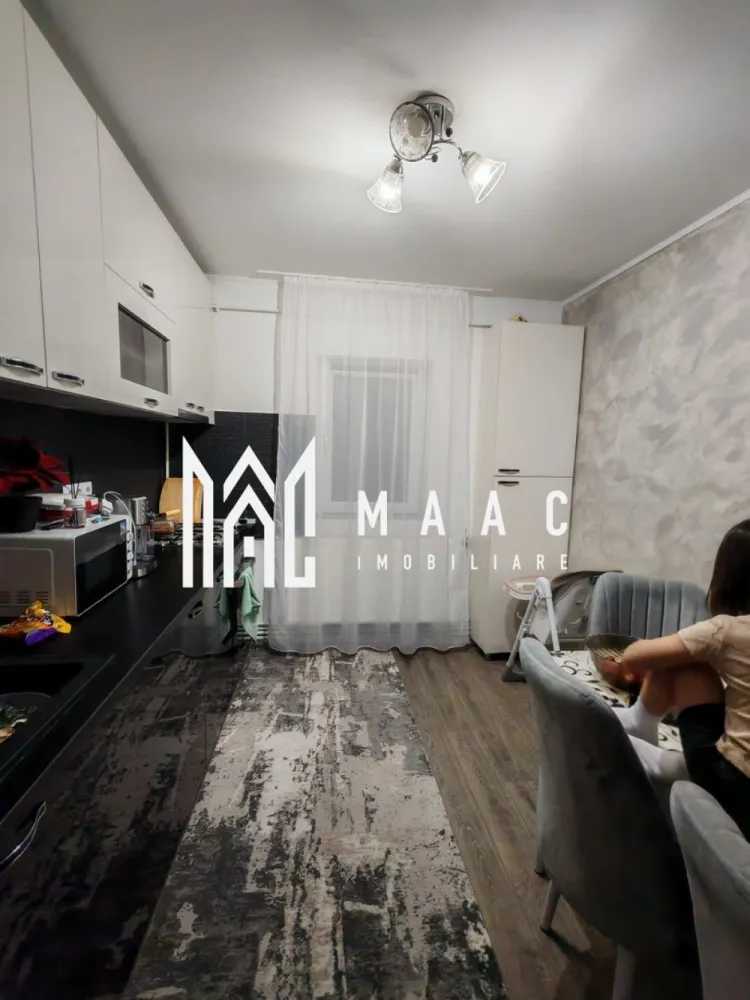 Apartament 2 camere | strada Doctor Hacman | 58 mp | - MAAC IMOBILIARE vă propune spre vânzare un apartament cu 2 camere situat pe strada Doctor Hacman, în Râmnicu Vâlcea, într-o zonă liniștită și bine conectată la punctele de interes ale orașului. Apartamentul are o suprafață utilă de 50 mp și o suprafață totală de 58 mp, fiind compartimentat eficient pentru a oferi confort și funcționalitate. Locuința este formată din 2 camere luminoase, bucătărie, baie și 2 balcoane, oferind spațiu suplimentar pentru relaxare sau depozitare. Un avantaj important al proprietății este faptul că imobilul dispune de acoperiș, ceea ce oferă un plus de protecție și confort. De asemenea, apartamentul este dotat cu centrală termică proprie, asigurând controlul optim al temperaturii și costuri eficiente de încălzire. Locuința se vinde complet mobilată și utilată, fiind pregătită pentru mutare imediată, fără investiții suplimentare. Proprietatea este ideală atât pentru locuință personală, cât și pentru investiție, datorită poziționării și compartimentării practice. 📞 Pentru mai multe detalii sau pentru programarea unei vizionări, echipa MAAC IMOBILIARE vă stă la dispoziție. CP2962503 }}
