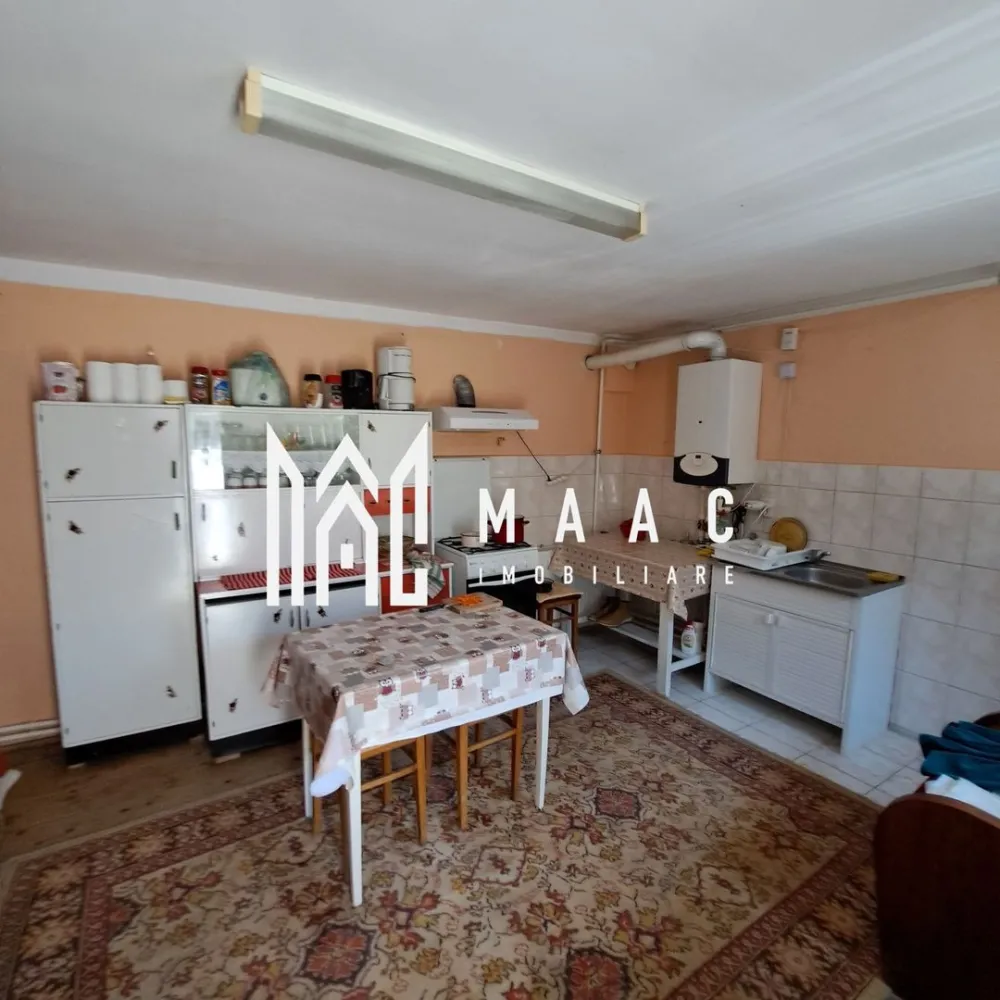 Casă individuală 2 camere | Cornățel | curte 633 mp, șură - Casă individuală cu 2 camere în Cornățel, la aproximativ 18 km de Sibiu, cu 85 mp utili, teren de 633 mp și curte cu anexe, potrivită pentru cei care caută locuire la casă aproape de oraș.

Detalii proprietate:
• Suprafață utilă: 85 mp
• Suprafață construită: 110 mp
• Teren: 633 mp
• 2 camere, 1 bucătărie separată și 1 baie
• An construcție: 1960
• 3 locuri de parcare
• Pivniță, șură de 56 mp și grădină de aproximativ 400 mp
• Utilități: gaz, curent, canalizare și apă
• Fântână cu hidrofor
• Construcție cu fundație din beton și piatră, zidărie din cărămidă și acoperiș din țiglă

Proprietatea este amplasată în satul Cornățel, comuna Roșia, cu acces rapid spre Sibiu. Curtea și grădina oferă spațiu pentru activități în aer liber, iar anexele existente pot fi utile pentru depozitare și gospodărie.

Cod anunț CP3208391. Contactați echipa MAAC Imobiliare pentru detalii suplimentare și programarea unei vizionări.