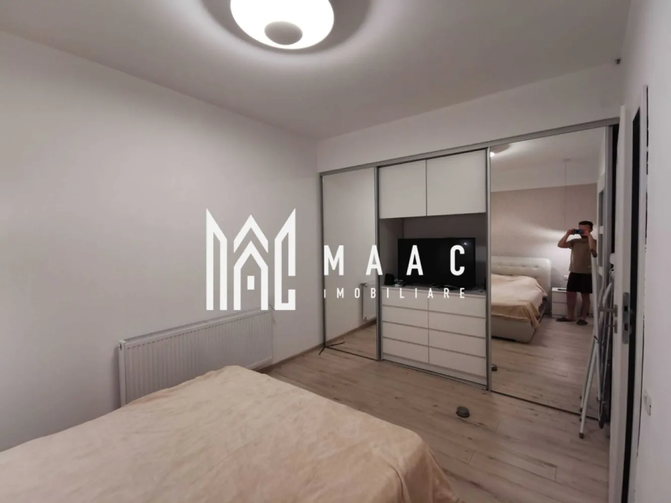 Apartament 3 camere |Dem. Radulescu| 94,5mp |2 locuri parcare - MAAC IMOBILIARE vă propune spre vânzare un apartament spațios și elegant situat pe Bulevardul Dem Rădulescu, în Râmnicu Vâlcea, în blocul în care se află restaurantul La Trattoria. Apartamentul este amplasat la etajul 4 din 7, într-un imobil dotat cu lift generos, și beneficiază de o poziționare excelentă, cu vedere pe spate, spre răsărit, oferind liniște, lumină naturală și o priveliște plăcută, fiind ferit de zgomotul bulevardului. Locuința dispune de o suprafață totală de aproximativ 94,5 mp, dintre care 80 mp suprafață utilă și terasă de 14,5 mp, iar înălțimea tavanului de 2,85 m oferă un plus de spațiu și eleganță. Ferestrele mari din living, de sus până jos, permit pătrunderea abundentă a luminii naturale și creează o atmosferă modernă și aerisită. Compartimentare: Hol: 14,6 mp Living + bucătărie open-space: 27,5 mp Dormitor: 16,5 mp Dressing / cameră multifuncțională: 14,4 mp Baie: 6,88 mp Terasă: 14,5 mp Dotări și finisaje premium: Baie modernă cu mobilier Delta Studio din MDF vopsit lucios Vas WC și bideu suspendate Baterii Ideal Standard Sistem de duș Grohe cu baterie cu termostat Bucătărie complet utilată: Mobilier Lucky Man din MDF vopsit lucios, echipată cu electrocasnice incorporate: cuptor și plită electrică Zanussi hotă frigider Electrolux mașină de spălat vase Alte dotări: Aer condiționat Gree cu Wi-Fi Perdele și draperii Maria Design Corpuri de iluminat LED Masă cu 6 scaune Tâmplărie Salamander Ușă metalică Megadoor Centrală termică Immergas Apartamentul este foarte bine izolat și călduros pe timpul iernii, ceea ce se reflectă în costuri reduse la întreținere și facturi mici la gaz. Un avantaj important al proprietății îl reprezintă cele 2 locuri de parcare private, fiecare având act de proprietate. Această locuință este ideală pentru cei care își doresc confort, spațiu și o locație premium într-una dintre cele mai căutate zone ale orașului. Pentru mai multe informații sau pentru programarea unei vizionări, echipa MAAC IMOBILIARE vă stă la dispoziție. CP2962530 }}