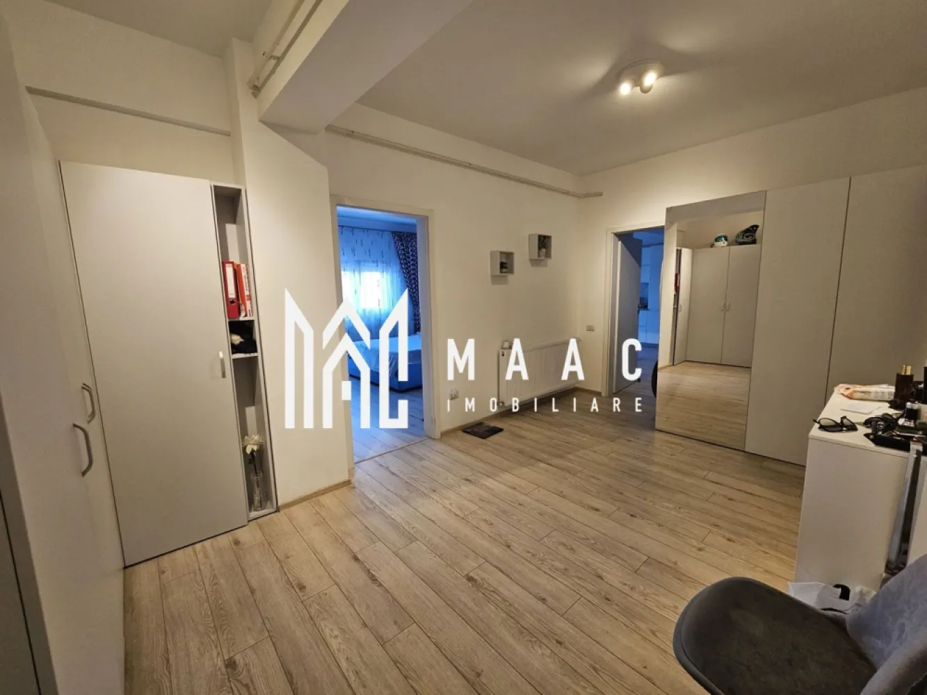 Apartament 3 camere |Dem. Radulescu| 94,5mp |2 locuri parcare - MAAC IMOBILIARE vă propune spre vânzare un apartament spațios și elegant situat pe Bulevardul Dem Rădulescu, în Râmnicu Vâlcea, în blocul în care se află restaurantul La Trattoria. Apartamentul este amplasat la etajul 4 din 7, într-un imobil dotat cu lift generos, și beneficiază de o poziționare excelentă, cu vedere pe spate, spre răsărit, oferind liniște, lumină naturală și o priveliște plăcută, fiind ferit de zgomotul bulevardului. Locuința dispune de o suprafață totală de aproximativ 94,5 mp, dintre care 80 mp suprafață utilă și terasă de 14,5 mp, iar înălțimea tavanului de 2,85 m oferă un plus de spațiu și eleganță. Ferestrele mari din living, de sus până jos, permit pătrunderea abundentă a luminii naturale și creează o atmosferă modernă și aerisită. Compartimentare: Hol: 14,6 mp Living + bucătărie open-space: 27,5 mp Dormitor: 16,5 mp Dressing / cameră multifuncțională: 14,4 mp Baie: 6,88 mp Terasă: 14,5 mp Dotări și finisaje premium: Baie modernă cu mobilier Delta Studio din MDF vopsit lucios Vas WC și bideu suspendate Baterii Ideal Standard Sistem de duș Grohe cu baterie cu termostat Bucătărie complet utilată: Mobilier Lucky Man din MDF vopsit lucios, echipată cu electrocasnice incorporate: cuptor și plită electrică Zanussi hotă frigider Electrolux mașină de spălat vase Alte dotări: Aer condiționat Gree cu Wi-Fi Perdele și draperii Maria Design Corpuri de iluminat LED Masă cu 6 scaune Tâmplărie Salamander Ușă metalică Megadoor Centrală termică Immergas Apartamentul este foarte bine izolat și călduros pe timpul iernii, ceea ce se reflectă în costuri reduse la întreținere și facturi mici la gaz. Un avantaj important al proprietății îl reprezintă cele 2 locuri de parcare private, fiecare având act de proprietate. Această locuință este ideală pentru cei care își doresc confort, spațiu și o locație premium într-una dintre cele mai căutate zone ale orașului. Pentru mai multe informații sau pentru programarea unei vizionări, echipa MAAC IMOBILIARE vă stă la dispoziție. CP2962530 }}
