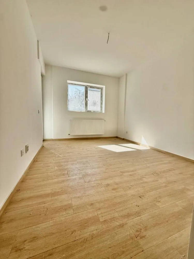 Garsoniera cartier Militari Residence - mutare imediata!! - TVA INCLUS !! Vă prezentăm o garsonieră deosebită, situată în cartierul Militari Residence, într-un bloc modern cu regim de înălțime P+3, poziționat strategic pentru a vă oferi confort și accesibilitate. Detalii proprietate: - Tip: Garsonieră - Etaj: Demisol înalt - Finalizata - mutare imediata !! - Locație: Militari Residence Avantaje: - Bloc nou, construit cu materiale de calitate, garantând un standard ridicat de confort. - Poziție excelentă, în imediata apropiere a mijloacelor de transport în comun, pentru o deplasare facilă către orice zonă a orașului. - Acces rapid la instituții educaționale (școli publice), centre comerciale, supermarketuri și mall-uri. - Zonă liniștită, ideală pentru locuit sau investiție. Acum este momentul să achiziționați locuința visurilor dumneavoastră! Contactați-ne pentru mai multe detalii și programarea unei vizionări. }}