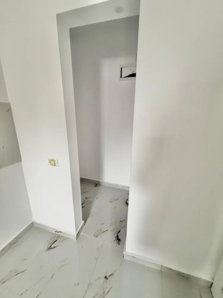 Garsoniera cartier Militari Residence- mutare imediata!! - TVA INCLUS !! Vă prezentăm o garsonieră deosebită, situată în cartierul Militari Residence, într-un bloc modern cu regim de înălțime P+6, poziționat strategic pentru a vă oferi confort și accesibilitate. Detalii proprietate: - Tip: Garsonieră - Etaj: 1 - Finalizata - mutare imediata !! - Locație: Militari Residence Avantaje: - Bloc nou, construit cu materiale de calitate, garantând un standard ridicat de confort. - Poziție excelentă, în imediata apropiere a mijloacelor de transport în comun, pentru o deplasare facilă către orice zonă a orașului. - Acces rapid la instituții educaționale (școli publice), centre comerciale, supermarketuri și mall-uri. - Zonă liniștită, ideală pentru locuit sau investiție. Acum este momentul să achiziționați locuința visurilor dumneavoastră! Contactați-ne pentru mai multe detalii și programarea unei vizionări. }}