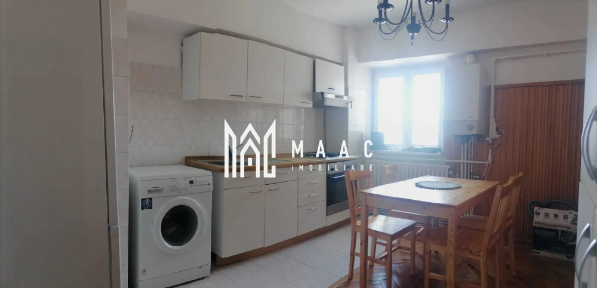 Apartament 4 camere semidecomandat | Hipodrom 2, Sibiu | 100 mp, 2 băi - Spațiu generos pentru locuire pe termen lung în Hipodrom 2, Sibiu: apartament cu 4 camere, 100 mp utili și 2 băi, complet mobilat și utilat, situat la etajul 6 al imobilului.

Detalii proprietate:
• Suprafață utilă: 100 mp, suprafață construită 140 mp
• Compartimentare semidecomandată, cu living, 3 dormitoare, bucătărie separată, 2 băi, hol și spații de depozitare
• Etaj 6 din 6, orientare est
• Stare interioară bună, apartament complet mobilat și utilat
• Bucătărie complet echipată, frigider și mașină de spălat rufe
• Centrală termică proprie
• An construcție imobil: 1970
• Se acceptă animale de companie

Localizarea în zona Hipodrom 2 oferă acces rapid către supermarketuri, centre comerciale, farmacii, școli, grădinițe, restaurante, cafenele, bănci și stații pentru transportul în comun. Principalele zone de interes ale orașului sunt ușor accesibile, ceea ce susține un ritm de locuire practic și bine conectat.

Pentru detalii suplimentare și programarea unei vizionări, contactați echipa MAAC Imobiliare. Cod anunț CP3209103.

Conținut optimizat cu AI, aprobat de agent uman.