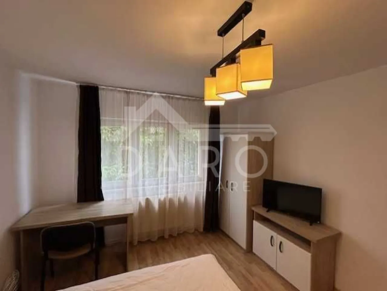 🏡 Apartament 3 camere de închiriat – Aleea Constructorilor - 🏡 Apartament 3 camere de închiriat – Aleea Constructorilor | Aproape de UMF | 420 € DARO IMOBILIARE oferă spre închiriere apartament spațios cu 3 camere, situat pe Aleea Constructorilor, într-o zonă foarte liniștită, la doar 5–10 minute de căminele studențești, UMF și Spitalul Județean. 💰 Chirie: 420 €/lună ✔ disponibil imediat ✔ închiriere pe termen lung ✔ parcare disponibilă lângă bloc Compartimentare: ✔living spatios si luminos ✔ 2 dormitoare cu paturi duble și birouri ✔ bucătărie ✔ baie ✔ hol Dotări și utilități: ✔ centrală termică proprie, calorifere ✔ geamuri termopan ✔ parchet laminat ✔ mobilier modern ✔ spații generoase de depozitare ✔ TV ✔ aragaz ✔ frigider ✔ cuptor cu microunde ✔ mașină de spălat rufe ✔ aspirator Avantaje: 📍 zonă liniștită – Aleea Constructorilor 📍 aproape de UMF, Spitalul Județean și cămine studențești 📍 ideal pentru studenți sau personal medical 📍 posibilitate de completare sau modificare mobilier în funcție de chiriaș 💎 Apartament spațios și bine poziționat, ideal pentru locuire pe termen lung. 🤝 Proprietate promovată prin DARO Imobiliare 💳 Pentru achiziție, prin Kiwi Finance beneficiezi de: ✔ analiză GRATUITĂ a eligibilității ✔ acces la oferte de la peste 12 bănci ✔ negocierea dobânzii în favoarea ta ✔ suport complet până la semnarea contractului 📞 Detalii și vizionări: Coman Maria – DARO Imobiliare & Kiwi Finance 📱 0749 535 729 🔑 DARO Imobiliare – găsim proprietatea potrivită. 💳 Kiwi Finance – obținem creditul pentru a o cumpăra. }}