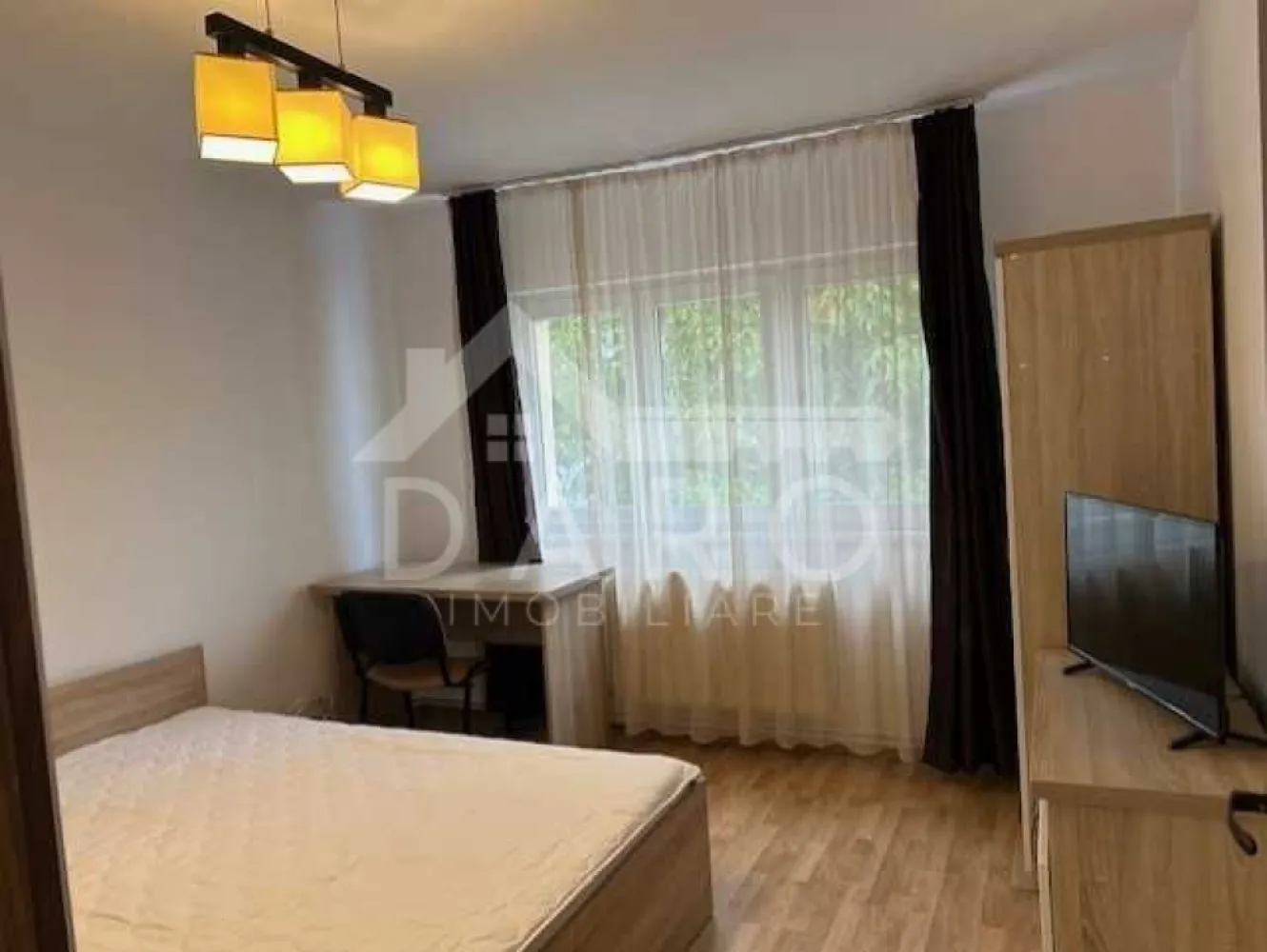 🏡 Apartament 3 camere de închiriat – Aleea Constructorilor - 🏡 Apartament 3 camere de închiriat – Aleea Constructorilor | Aproape de UMF | 420 € DARO IMOBILIARE oferă spre închiriere apartament spațios cu 3 camere, situat pe Aleea Constructorilor, într-o zonă foarte liniștită, la doar 5–10 minute de căminele studențești, UMF și Spitalul Județean. 💰 Chirie: 420 €/lună ✔ disponibil imediat ✔ închiriere pe termen lung ✔ parcare disponibilă lângă bloc Compartimentare: ✔living spatios si luminos ✔ 2 dormitoare cu paturi duble și birouri ✔ bucătărie ✔ baie ✔ hol Dotări și utilități: ✔ centrală termică proprie, calorifere ✔ geamuri termopan ✔ parchet laminat ✔ mobilier modern ✔ spații generoase de depozitare ✔ TV ✔ aragaz ✔ frigider ✔ cuptor cu microunde ✔ mașină de spălat rufe ✔ aspirator Avantaje: 📍 zonă liniștită – Aleea Constructorilor 📍 aproape de UMF, Spitalul Județean și cămine studențești 📍 ideal pentru studenți sau personal medical 📍 posibilitate de completare sau modificare mobilier în funcție de chiriaș 💎 Apartament spațios și bine poziționat, ideal pentru locuire pe termen lung. 🤝 Proprietate promovată prin DARO Imobiliare 💳 Pentru achiziție, prin Kiwi Finance beneficiezi de: ✔ analiză GRATUITĂ a eligibilității ✔ acces la oferte de la peste 12 bănci ✔ negocierea dobânzii în favoarea ta ✔ suport complet până la semnarea contractului 📞 Detalii și vizionări: Coman Maria – DARO Imobiliare & Kiwi Finance 📱 0749 535 729 🔑 DARO Imobiliare – găsim proprietatea potrivită. 💳 Kiwi Finance – obținem creditul pentru a o cumpăra. }}