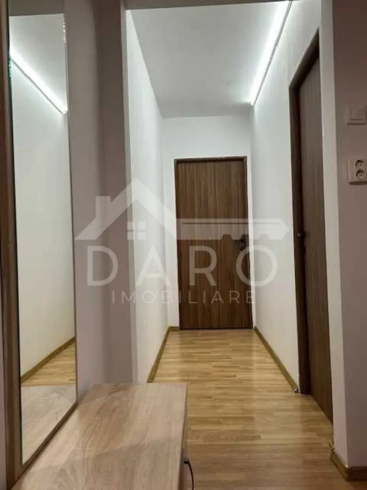 🏡 Apartament 3 camere de închiriat – Aleea Constructorilor - 🏡 Apartament 3 camere de închiriat – Aleea Constructorilor | Aproape de UMF | 420 € DARO IMOBILIARE oferă spre închiriere apartament spațios cu 3 camere, situat pe Aleea Constructorilor, într-o zonă foarte liniștită, la doar 5–10 minute de căminele studențești, UMF și Spitalul Județean. 💰 Chirie: 420 €/lună ✔ disponibil imediat ✔ închiriere pe termen lung ✔ parcare disponibilă lângă bloc Compartimentare: ✔living spatios si luminos ✔ 2 dormitoare cu paturi duble și birouri ✔ bucătărie ✔ baie ✔ hol Dotări și utilități: ✔ centrală termică proprie, calorifere ✔ geamuri termopan ✔ parchet laminat ✔ mobilier modern ✔ spații generoase de depozitare ✔ TV ✔ aragaz ✔ frigider ✔ cuptor cu microunde ✔ mașină de spălat rufe ✔ aspirator Avantaje: 📍 zonă liniștită – Aleea Constructorilor 📍 aproape de UMF, Spitalul Județean și cămine studențești 📍 ideal pentru studenți sau personal medical 📍 posibilitate de completare sau modificare mobilier în funcție de chiriaș 💎 Apartament spațios și bine poziționat, ideal pentru locuire pe termen lung. 🤝 Proprietate promovată prin DARO Imobiliare 💳 Pentru achiziție, prin Kiwi Finance beneficiezi de: ✔ analiză GRATUITĂ a eligibilității ✔ acces la oferte de la peste 12 bănci ✔ negocierea dobânzii în favoarea ta ✔ suport complet până la semnarea contractului 📞 Detalii și vizionări: Coman Maria – DARO Imobiliare & Kiwi Finance 📱 0749 535 729 🔑 DARO Imobiliare – găsim proprietatea potrivită. 💳 Kiwi Finance – obținem creditul pentru a o cumpăra. }}
