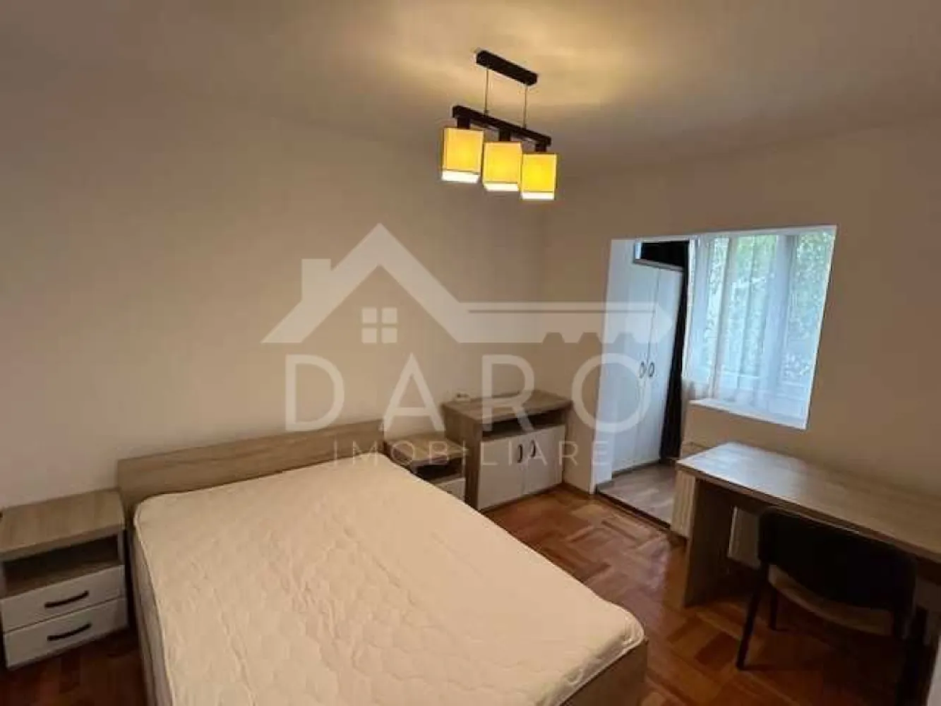 🏡 Apartament 3 camere de închiriat – Aleea Constructorilor - 🏡 Apartament 3 camere de închiriat – Aleea Constructorilor | Aproape de UMF | 420 € DARO IMOBILIARE oferă spre închiriere apartament spațios cu 3 camere, situat pe Aleea Constructorilor, într-o zonă foarte liniștită, la doar 5–10 minute de căminele studențești, UMF și Spitalul Județean. 💰 Chirie: 420 €/lună ✔ disponibil imediat ✔ închiriere pe termen lung ✔ parcare disponibilă lângă bloc Compartimentare: ✔living spatios si luminos ✔ 2 dormitoare cu paturi duble și birouri ✔ bucătărie ✔ baie ✔ hol Dotări și utilități: ✔ centrală termică proprie, calorifere ✔ geamuri termopan ✔ parchet laminat ✔ mobilier modern ✔ spații generoase de depozitare ✔ TV ✔ aragaz ✔ frigider ✔ cuptor cu microunde ✔ mașină de spălat rufe ✔ aspirator Avantaje: 📍 zonă liniștită – Aleea Constructorilor 📍 aproape de UMF, Spitalul Județean și cămine studențești 📍 ideal pentru studenți sau personal medical 📍 posibilitate de completare sau modificare mobilier în funcție de chiriaș 💎 Apartament spațios și bine poziționat, ideal pentru locuire pe termen lung. 🤝 Proprietate promovată prin DARO Imobiliare 💳 Pentru achiziție, prin Kiwi Finance beneficiezi de: ✔ analiză GRATUITĂ a eligibilității ✔ acces la oferte de la peste 12 bănci ✔ negocierea dobânzii în favoarea ta ✔ suport complet până la semnarea contractului 📞 Detalii și vizionări: Coman Maria – DARO Imobiliare & Kiwi Finance 📱 0749 535 729 🔑 DARO Imobiliare – găsim proprietatea potrivită. 💳 Kiwi Finance – obținem creditul pentru a o cumpăra. }}