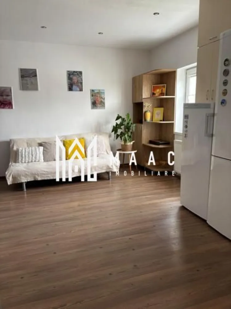 Apartament 3 camere | 80 Mp | Rahovei Sibiu - MAAC Imobiliare vă propune spre vânzare, un apartament spațios și luminos, cu o suprafață utilă de 80 mp (93 mp construiți), situat la etajul 5 într-un imobil. Avantaje majore: Apartament complet mobilat și utilat, disponibil imediat pentru mutare; Locație excelentă: la 5 minute de mers pe jos de școli, grădinițe și creșă; În apropiere: piața Rahovei, hipermarketuri, Promenada Mall (10 min), parcul Subarini; Stație de autobuz la doar 2 minute; Locuri de parcare disponibile în orice moment al zilei. Compartimentare: Living cu bucătărie open-space; 2 dormitoare; Birou / spațiu de studiu; Baie spațioasă cu fereastră pentru aerisire. Finisaje și dotări: Ușă metalică la intrare, uși interioare celulare; Tâmplărie PVC cu geam termopan; Pereți: vopsea lavabilă + faianță în baie și bucătărie; Podele: parchet și gresie; Exterior termoizolat. Utilități și echipamente: Bucătărie: mobilată integral MDF, complet utilată (aragaz, hotă, frigider, mașină de spălat vase, congelator); Living: TV, canapea, mobilier complet; Baie: mobilier + mașină de spălat rufe; Toate camerele complet mobilate și echipate; Utilități: curent, gaz, apă, canalizare, fibră optică (internet + TV), interfon; Încălzire cu centrală proprie și calorifere; contorizare separată pentru toate utilitățile. Pentru mai multe detalii sau pentru programarea unei vizionări, vă rugăm să menționați ID:CP2744948 }}