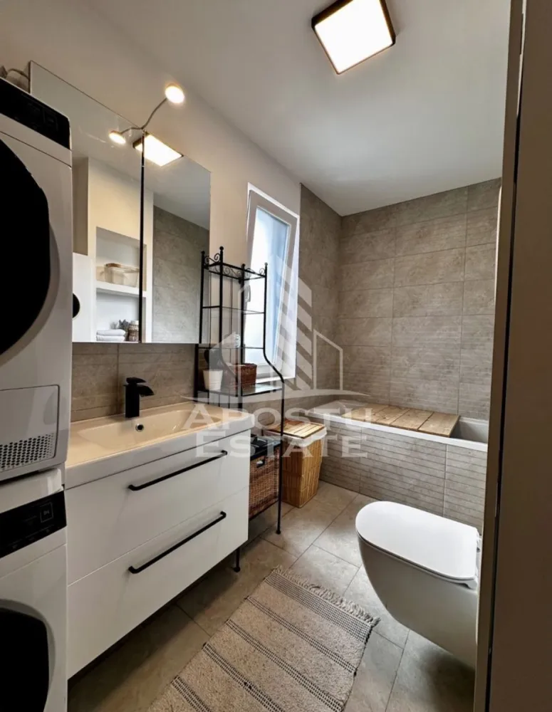 Duplex în Mosnita Noua - Apostu Estate va oferă spre vânzare un duplex situat în una dintre cele mai apreciate zone rezidențiale din Moșnița Veche, această locuință beneficiază de acces integral pe drum asfaltat și oferă acces rapid către Timișoara și principalele facilități din zonă. 
Duplexul dispune de 91 mp utili, 270 mp teren, 3 dormitoare, 2 băi, bucătărie închisă, terasă de 11 mp, anexă pentru depozitare de 18 mp și loc de parcare cu posibilitate de amenajare carport. Compartimentare: 
Parter: * hol de acces * bucătărie închisă, cu ieșire directă către terasă și curte * baie * living + dining cu acces către terasă și curte 
Etaj: * dormitor matrimonial * dormitor copil * birou / al treilea dormitor * baie * acces la pod pentru depozitare Amenajată într-un stil nordic contemporan, cu spații luminoase, soluții practice de depozitare și o curte atent amenajată, gândită pentru viața de zi cu zi a unei familii. Proprietatea este unitatea de capăt a unui triplex, cu un singur perete comun cu vecinii. Poziționarea pe colț oferă mai multă lumină naturală, o senzație sporită de spațiu și deschidere față de proprietățile învecinate. 
Vă așteptăm cu drag la o vizionare,cu mai multe detalii vă stăm la dispoziție telefonic!