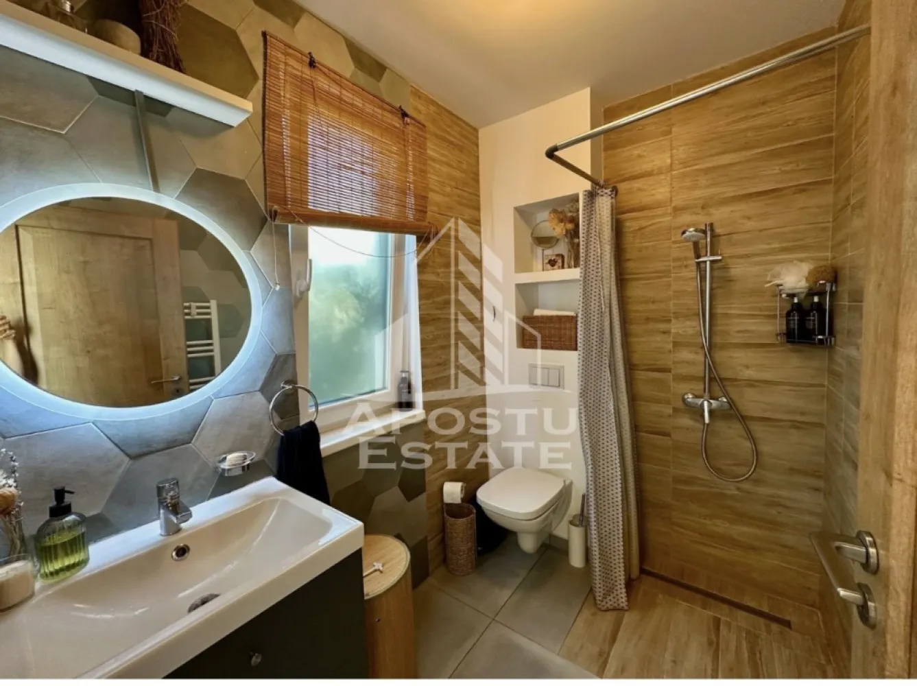 Duplex în Mosnita Noua - Apostu Estate va oferă spre vânzare un duplex situat în una dintre cele mai apreciate zone rezidențiale din Moșnița Veche, această locuință beneficiază de acces integral pe drum asfaltat și oferă acces rapid către Timișoara și principalele facilități din zonă. 
Duplexul dispune de 91 mp utili, 270 mp teren, 3 dormitoare, 2 băi, bucătărie închisă, terasă de 11 mp, anexă pentru depozitare de 18 mp și loc de parcare cu posibilitate de amenajare carport. Compartimentare: 
Parter: * hol de acces * bucătărie închisă, cu ieșire directă către terasă și curte * baie * living + dining cu acces către terasă și curte 
Etaj: * dormitor matrimonial * dormitor copil * birou / al treilea dormitor * baie * acces la pod pentru depozitare Amenajată într-un stil nordic contemporan, cu spații luminoase, soluții practice de depozitare și o curte atent amenajată, gândită pentru viața de zi cu zi a unei familii. Proprietatea este unitatea de capăt a unui triplex, cu un singur perete comun cu vecinii. Poziționarea pe colț oferă mai multă lumină naturală, o senzație sporită de spațiu și deschidere față de proprietățile învecinate. 
Vă așteptăm cu drag la o vizionare,cu mai multe detalii vă stăm la dispoziție telefonic!
