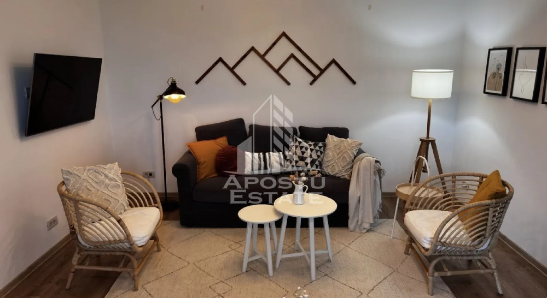 Duplex în Mosnita Noua - Apostu Estate va oferă spre vânzare un duplex situat în una dintre cele mai apreciate zone rezidențiale din Moșnița Veche, această locuință beneficiază de acces integral pe drum asfaltat și oferă acces rapid către Timișoara și principalele facilități din zonă. 
Duplexul dispune de 91 mp utili, 270 mp teren, 3 dormitoare, 2 băi, bucătărie închisă, terasă de 11 mp, anexă pentru depozitare de 18 mp și loc de parcare cu posibilitate de amenajare carport. Compartimentare: 
Parter: * hol de acces * bucătărie închisă, cu ieșire directă către terasă și curte * baie * living + dining cu acces către terasă și curte 
Etaj: * dormitor matrimonial * dormitor copil * birou / al treilea dormitor * baie * acces la pod pentru depozitare Amenajată într-un stil nordic contemporan, cu spații luminoase, soluții practice de depozitare și o curte atent amenajată, gândită pentru viața de zi cu zi a unei familii. Proprietatea este unitatea de capăt a unui triplex, cu un singur perete comun cu vecinii. Poziționarea pe colț oferă mai multă lumină naturală, o senzație sporită de spațiu și deschidere față de proprietățile învecinate. 
Vă așteptăm cu drag la o vizionare,cu mai multe detalii vă stăm la dispoziție telefonic!